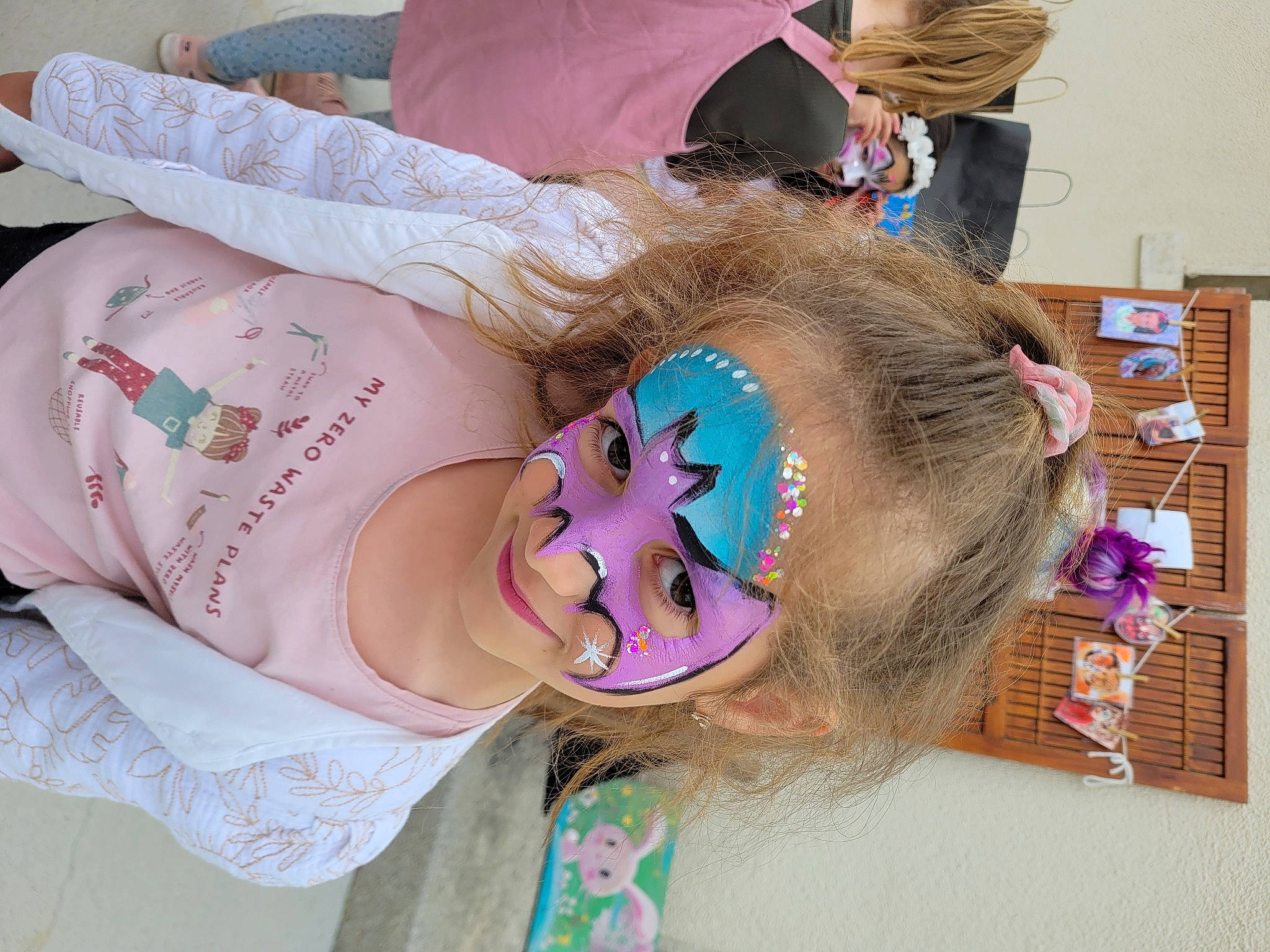 Chloé participe au concours pour gagner de l'argent avec cette photo : butterfly, chest, child, eyelash, eyewear, fashion_accessory, feather, fun, fur, hair_accessory, hat, headgear, insect, joy, moths_and_butterflies, nail, pattern, person, pink, pollinator