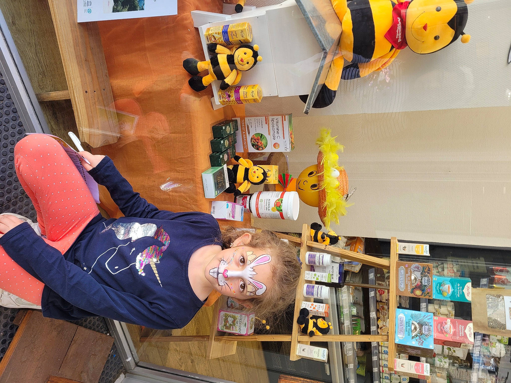 Chloé a rejoint le concours — aidez-le/la à gagner de superbes lots ! building, collection, fun, hat, interior_design, machine, orange, person, plush, publication, retail, room, shelf, shelving, sportswear, stuffed_toy, t_shirt, toy, wall, wood