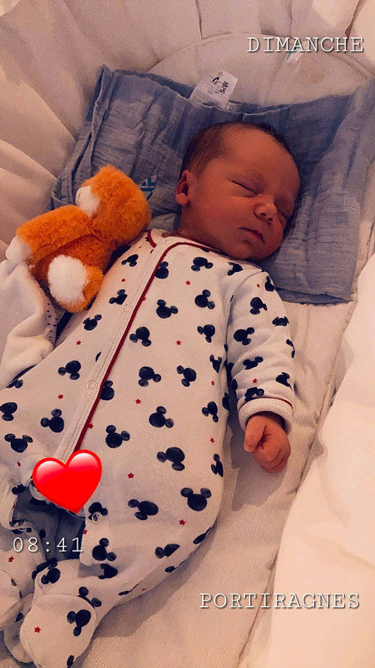 Thiago participe au concours pour gagner de l'argent avec cette photo : baby, baby_sleeping, baby_toddler_clothing, bed, cheek, comfort, face, happy, head, interaction, nose, orange, organ, person, product, skin, sleeve, textile, toddler, toy