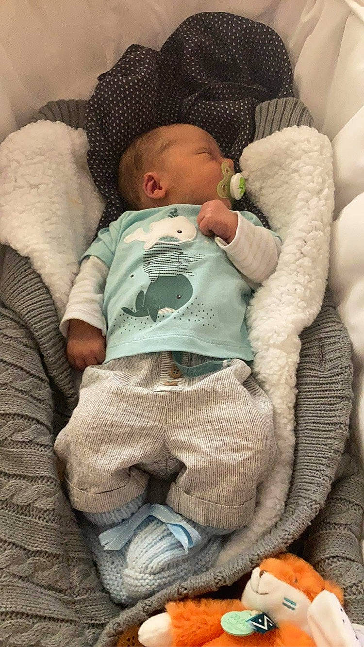 Thiago participe au concours pour gagner de l'argent avec cette photo : baby, baby_products, baby_sleeping, baby_toddler_clothing, bedtime, cheek, child, comfort, finger, fur, linens, pattern, person, room, sitting, skin, sleep, sleeve, textile, toddler