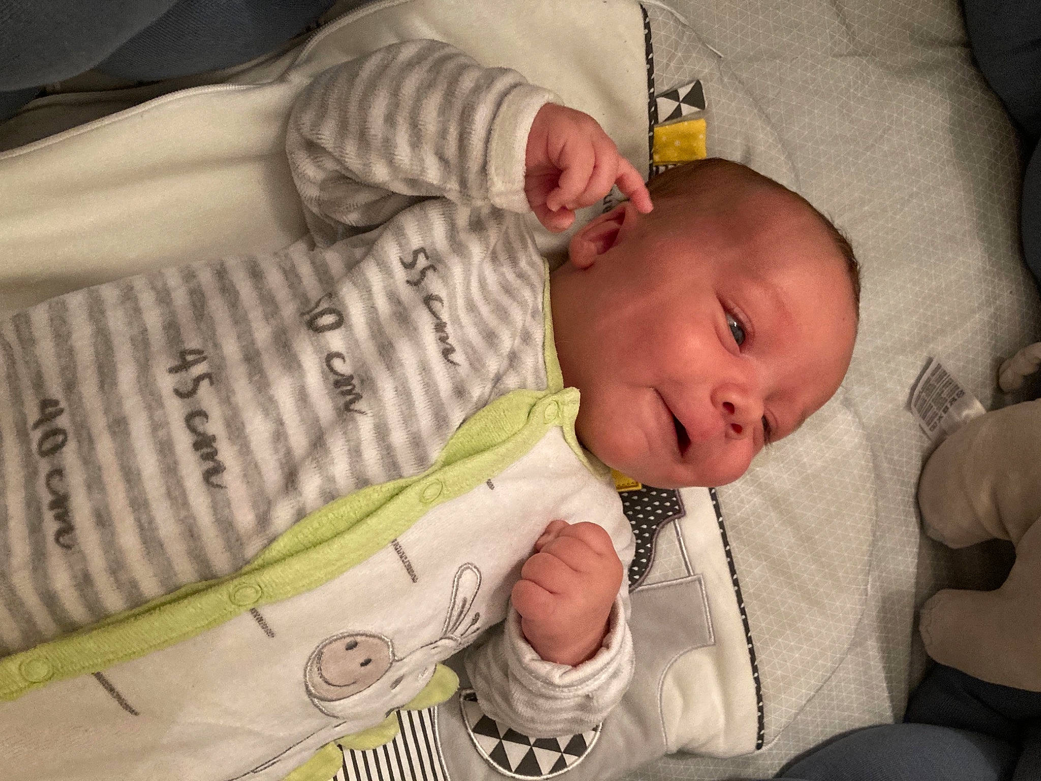 Thiago participe au concours pour gagner de l'argent avec cette photo : baby, baby_safety, baby_toddler_clothing, cheek, chin, comfort, eye, eyebrow, face, finger, head, infant_bed, iris, linens, mouth, nose, person, skin, textile, toddler