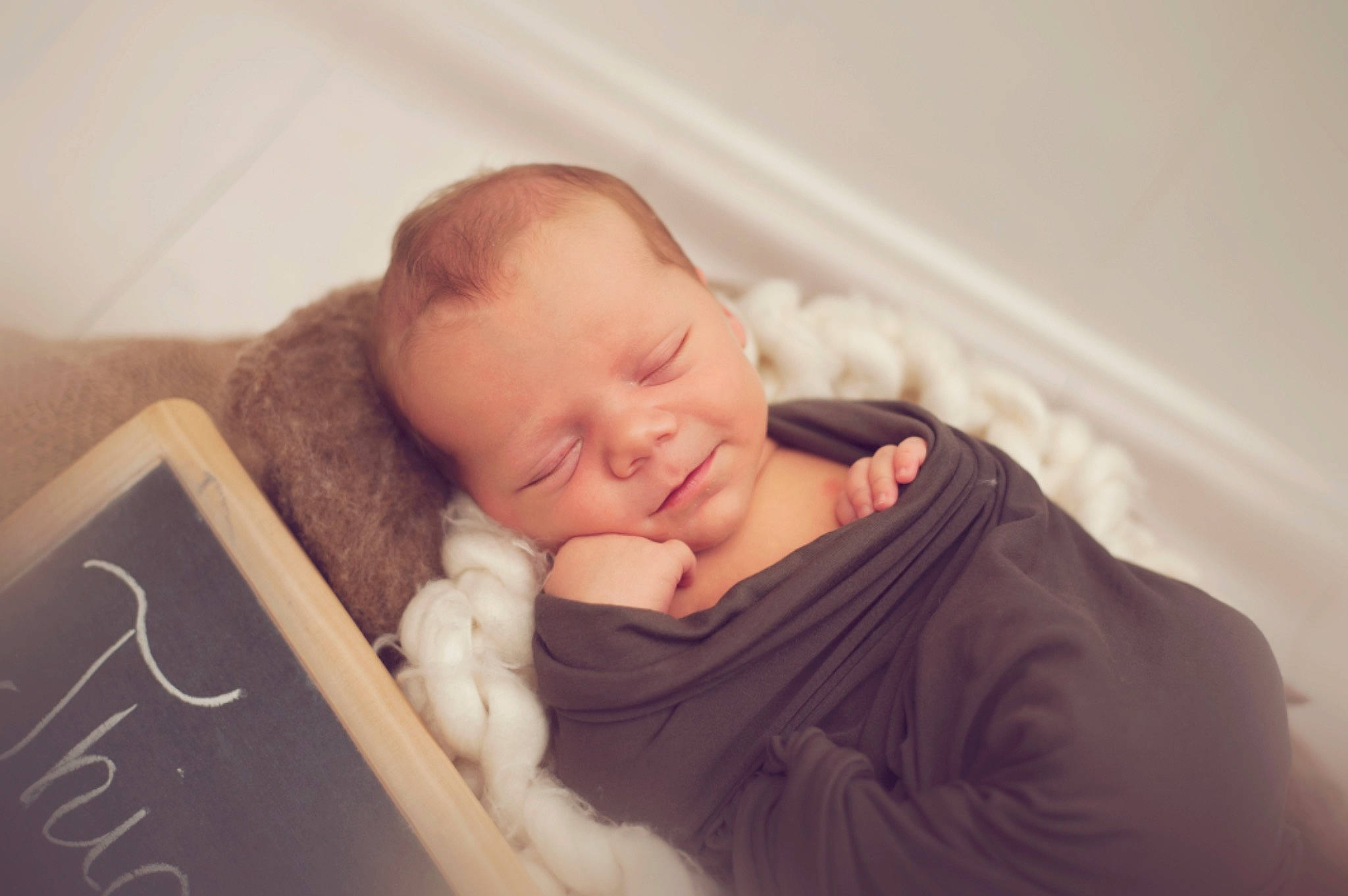 Thiago a rejoint le concours — aidez-le/la à gagner de superbes lots ! baby, baby_sleeping, baby_toddler_clothing, bedtime, cheek, child, comfort, eyebrow, fun, fur, happy, linens, nap, nose, person, portrait_photography, room, sitting, sleep, sleeve