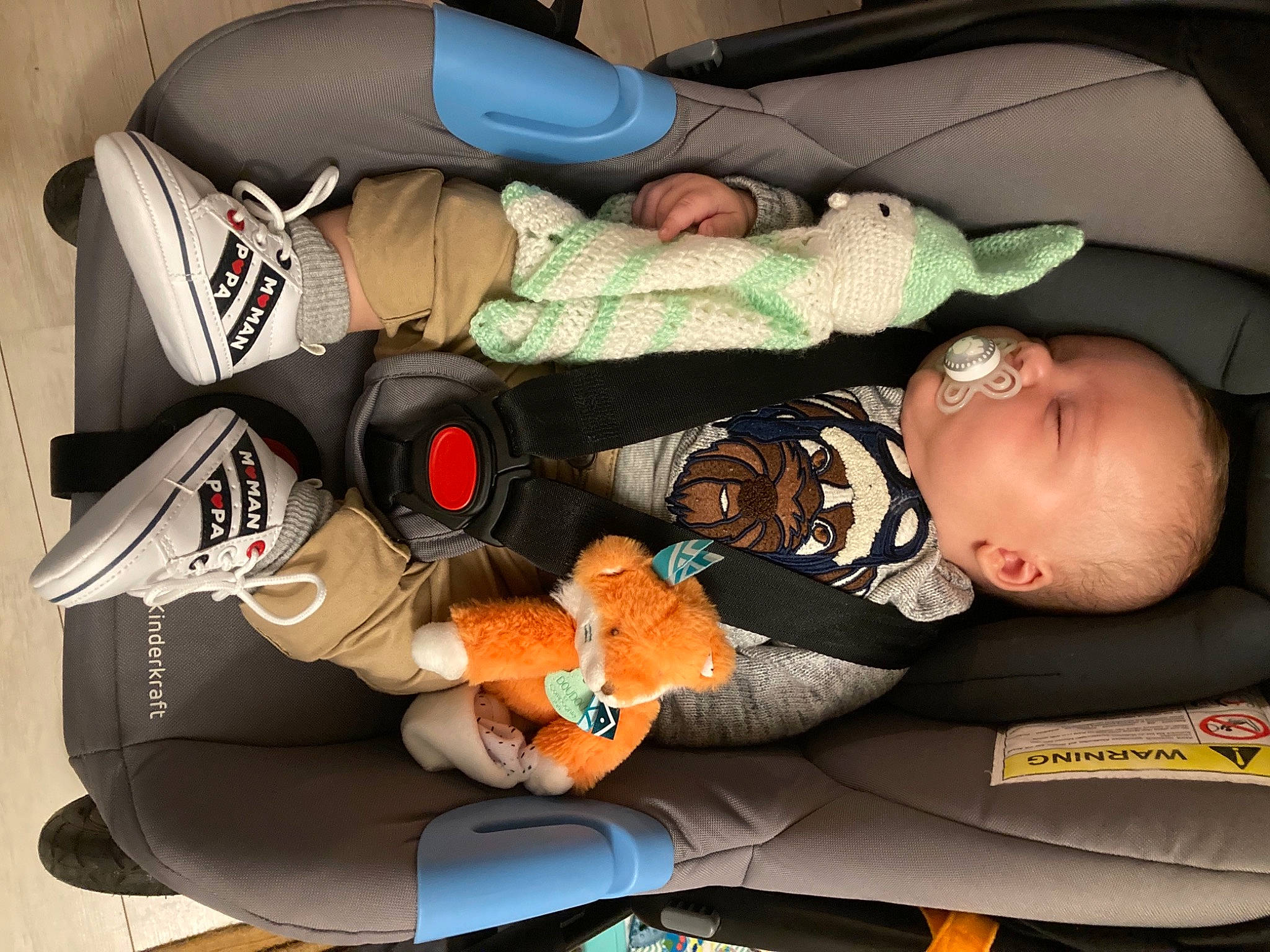 Thiago participe au concours pour gagner de l'argent avec cette photo : baby, baby_carriage, baby_products, baby_toddler_clothing, car_seat, carmine, child, comfort, person, personal_protective_equipment, room, sitting, sleeve, toddler, white