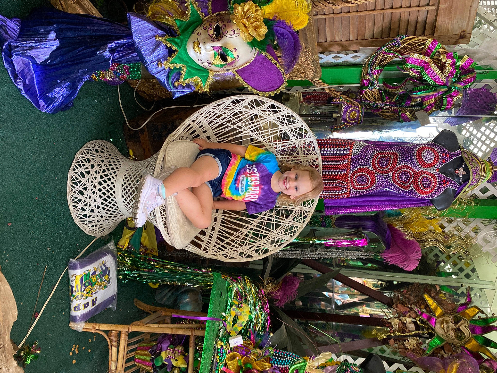 Lexa is registered to the contest to win money with this photo: art, circle, event, fashion_accessory, fun, hat, joy, pattern, person, sunglasses, textile, visual_arts