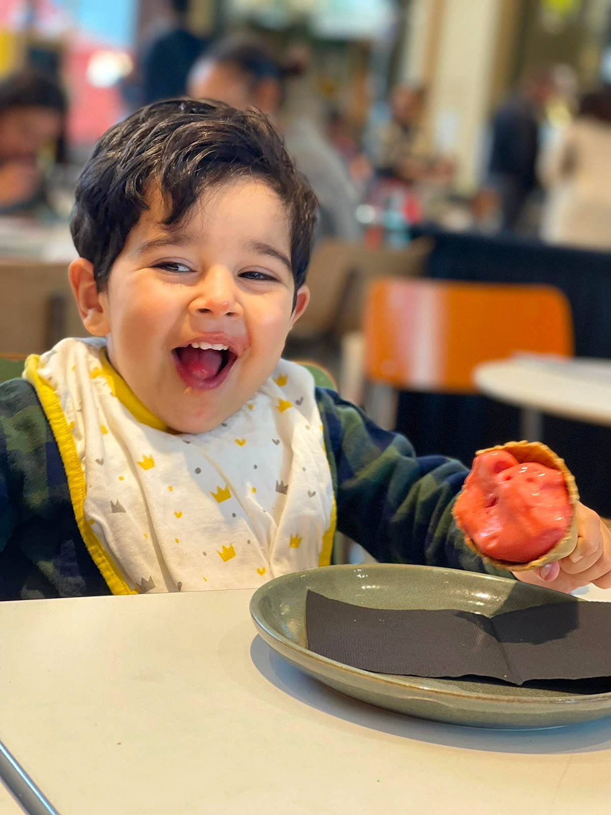 Yacine participe au concours pour gagner de l'argent avec cette photo : baby, chair, child, event, facial_expression, fun, hairstyle, happy, jacket, leisure, people, person, plate, recreation, sitting, skin, smile, t_shirt, table, tableware