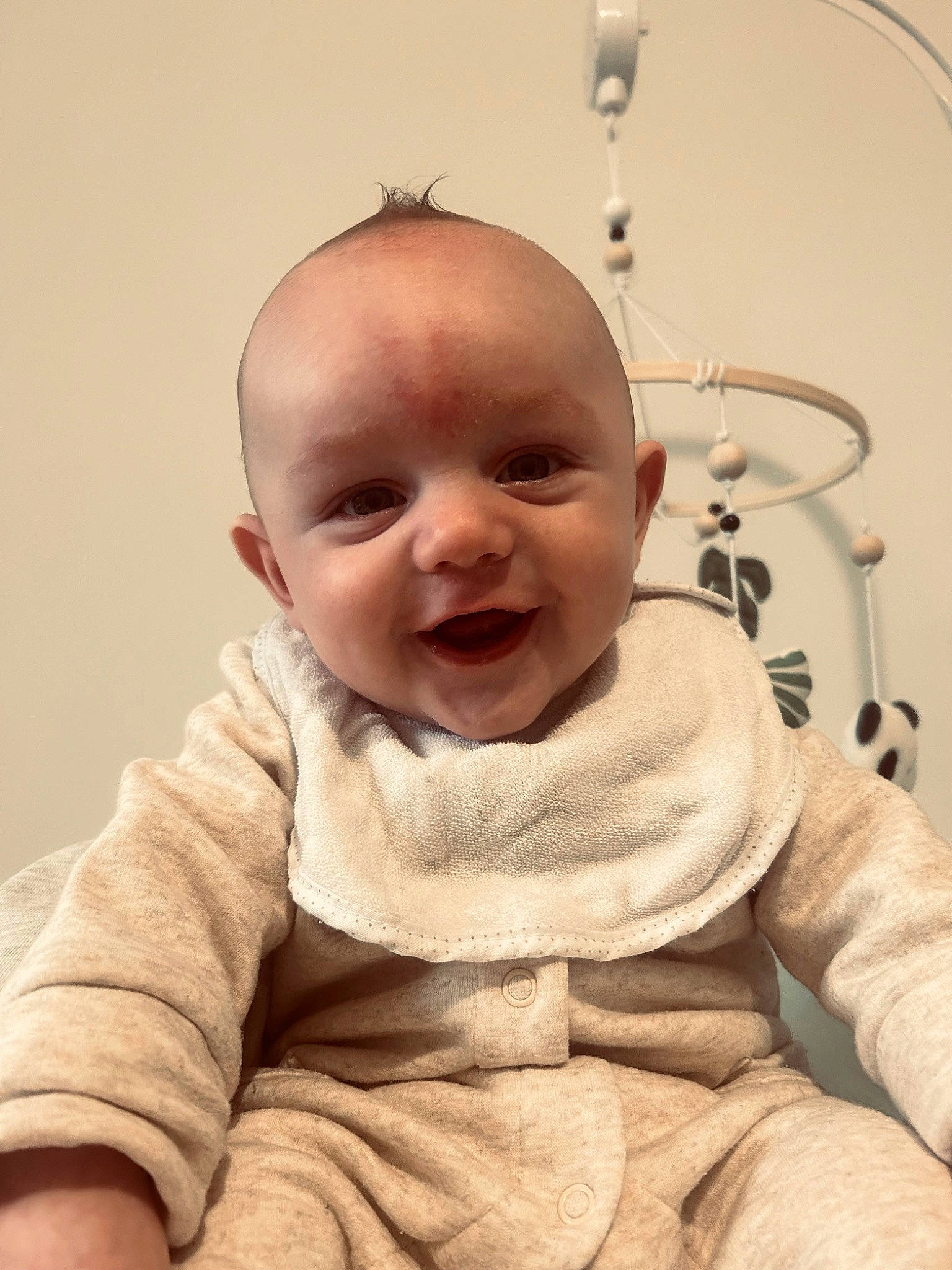 Naëlyo participe au concours pour gagner de l'argent avec cette photo : baby, baby_laughing, baby_products, baby_toddler_clothing, cheek, child, collar, comfort, eye, fur, gesture, happy, joy, laugh, nose, person, sitting, skin, sleeve, smile