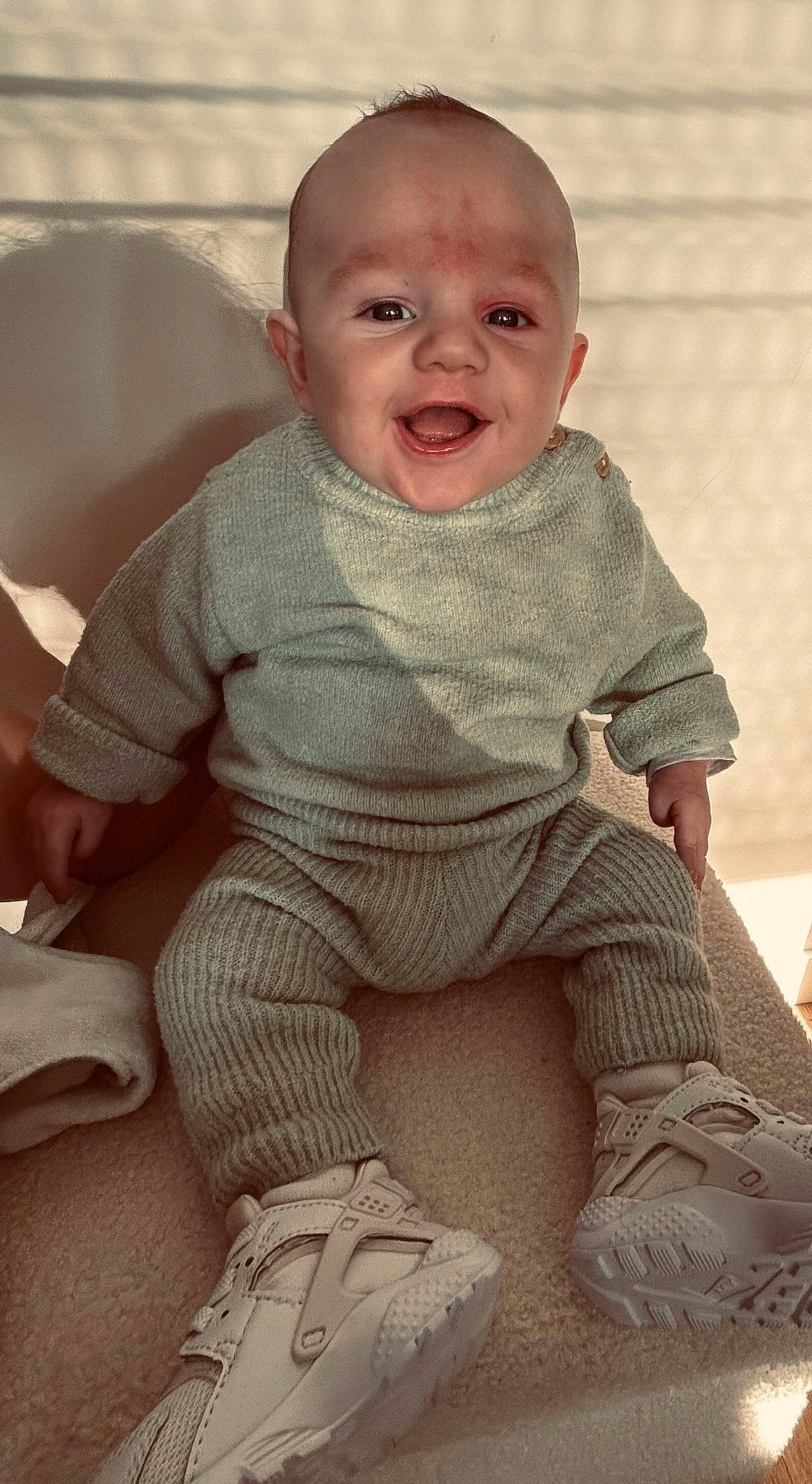 Naëlyo participe au concours pour gagner de l'argent avec cette photo : baby, baby_toddler_clothing, cheek, chest, child, comfort, finger, flooring, happy, human_leg, knee, pattern, person, shorts, sitting, skin, sleeve, smile, t_shirt, thigh