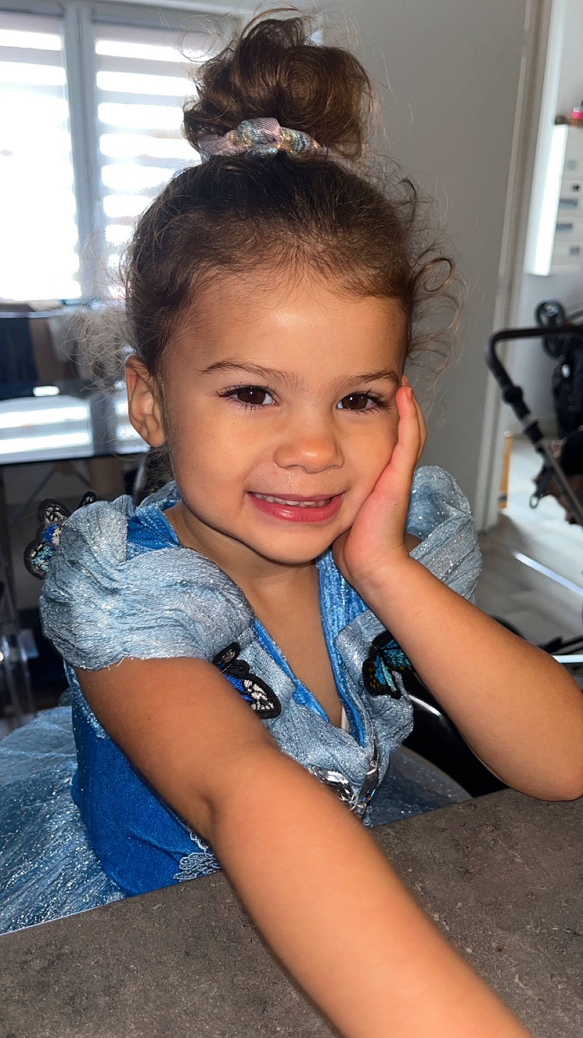 Layla a rejoint le concours — aidez-le/la à gagner de superbes lots ! black_hair, chair, child, electric_blue, eyebrow, eyelash, fashion_design, flash_photography, forehead, fun, hair, hairstyle, happy, joy, makeover, person, sitting, skin, smile, t_shirt