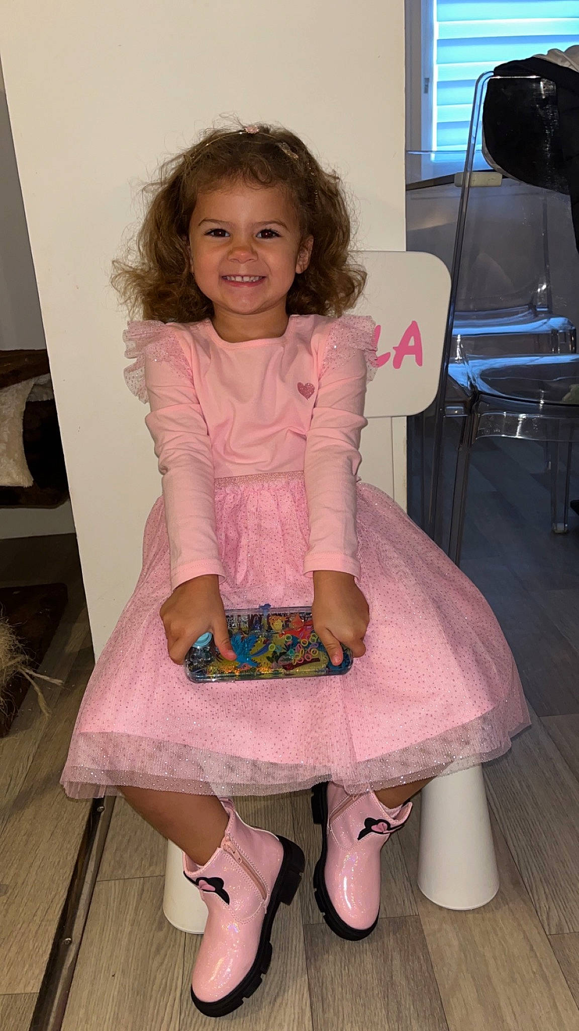 Layla a rejoint le concours — aidez-le/la à gagner de superbes lots ! baby_toddler_clothing, child, comfort, foot, happy, human_leg, joint, joy, knee, lap, leg, leisure, magenta, person, pink, purple, sitting, sleeve, smile, sock