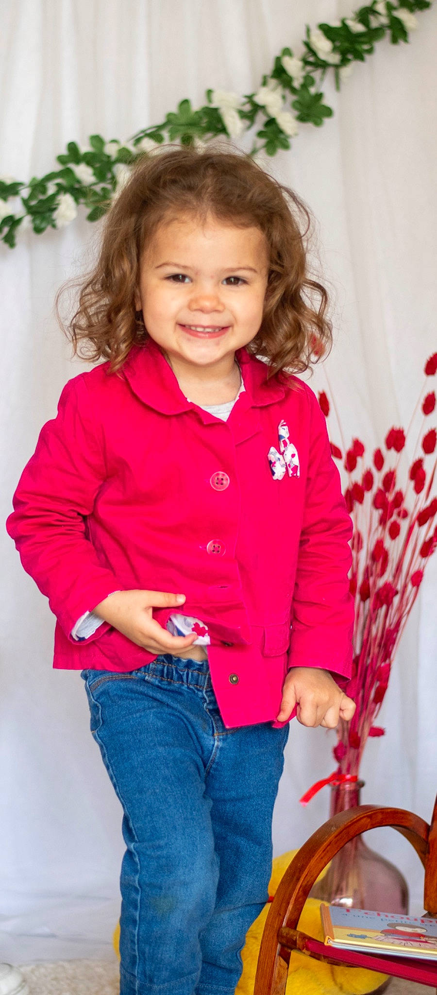 Layla participe au concours pour gagner de l'argent avec cette photo : arm, baby_toddler_clothing, cheek, child, clothing, eye, face, facial_expression, gesture, hairstyle, happy, jeans, joy, neck, outerwear, person, pink, skin, sleeve, smile