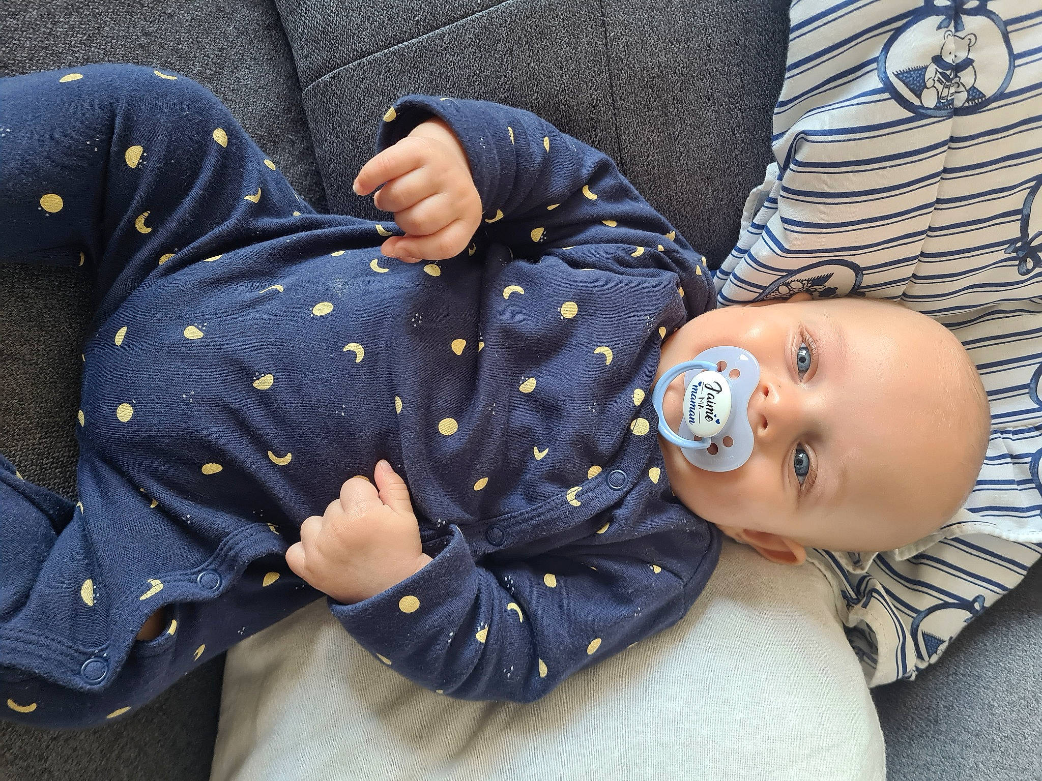 Raphaël participe au concours pour gagner de l'argent avec cette photo : baby, baby_products, baby_toddler_clothing, child, collar, comfort, denim, electric_blue, fashion_accessory, happy, hat, pattern, person, product, sitting, sleeve, smile, street_fashion, sun_hat, toddler