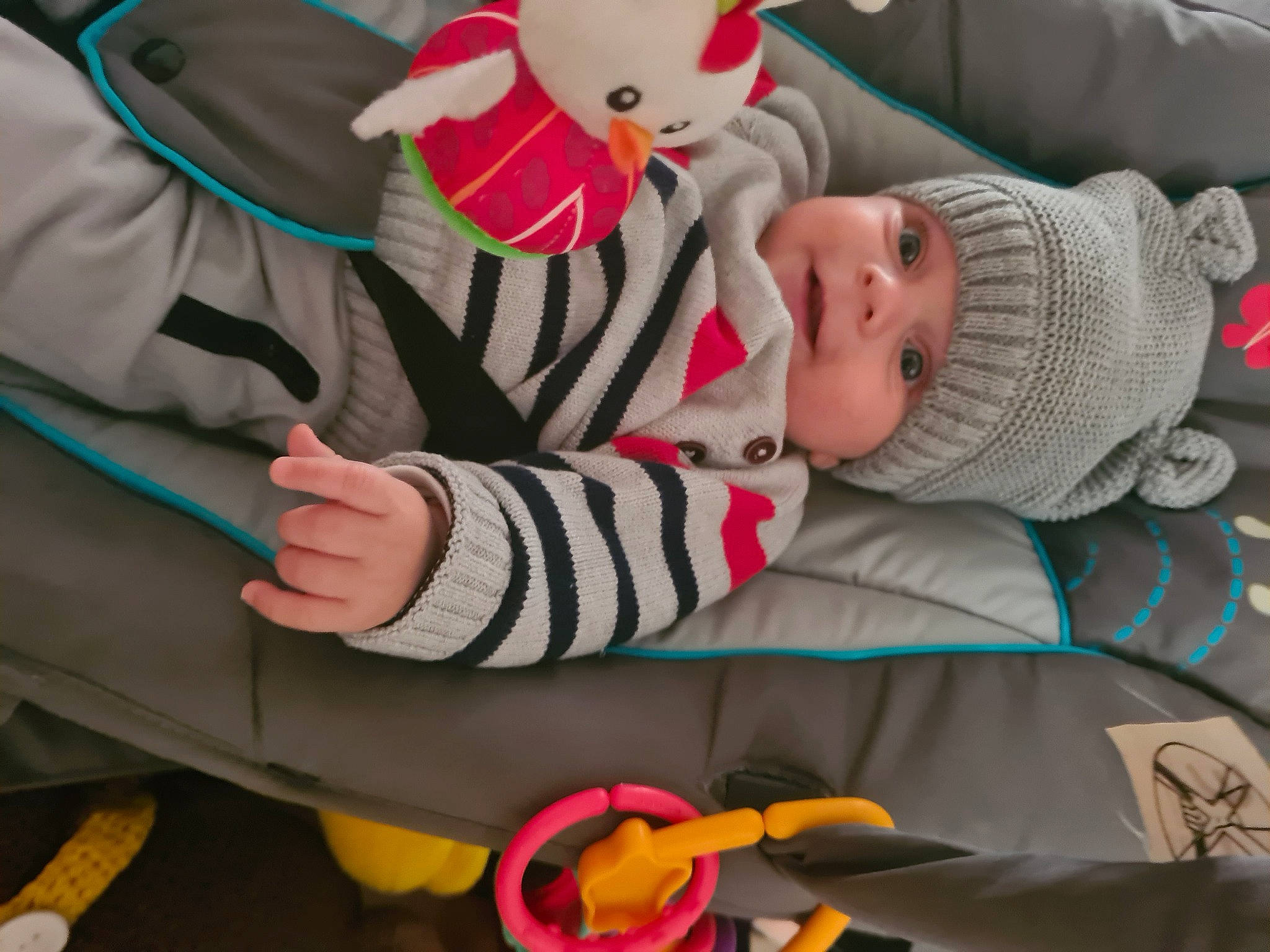 Raphaël a rejoint le concours — aidez-le/la à gagner de superbes lots ! baby, baby_products, baby_safety, baby_sleeping, baby_toddler_clothing, cheek, child, comfort, facial_expression, hand, head, headwear, linens, person, product, sleeve, snapshot, textile, toddler, toy