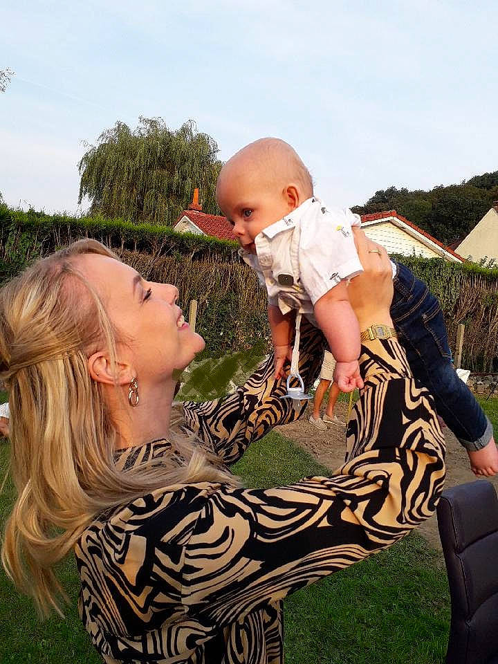 Raphaël a rejoint le concours — aidez-le/la à gagner de superbes lots ! baby, child, cloud, event, flash_photography, fun, gesture, grass, grassland, happy, hat, joy, lawn, leisure, meadow, people_in_nature, person, plant, recreation, sky