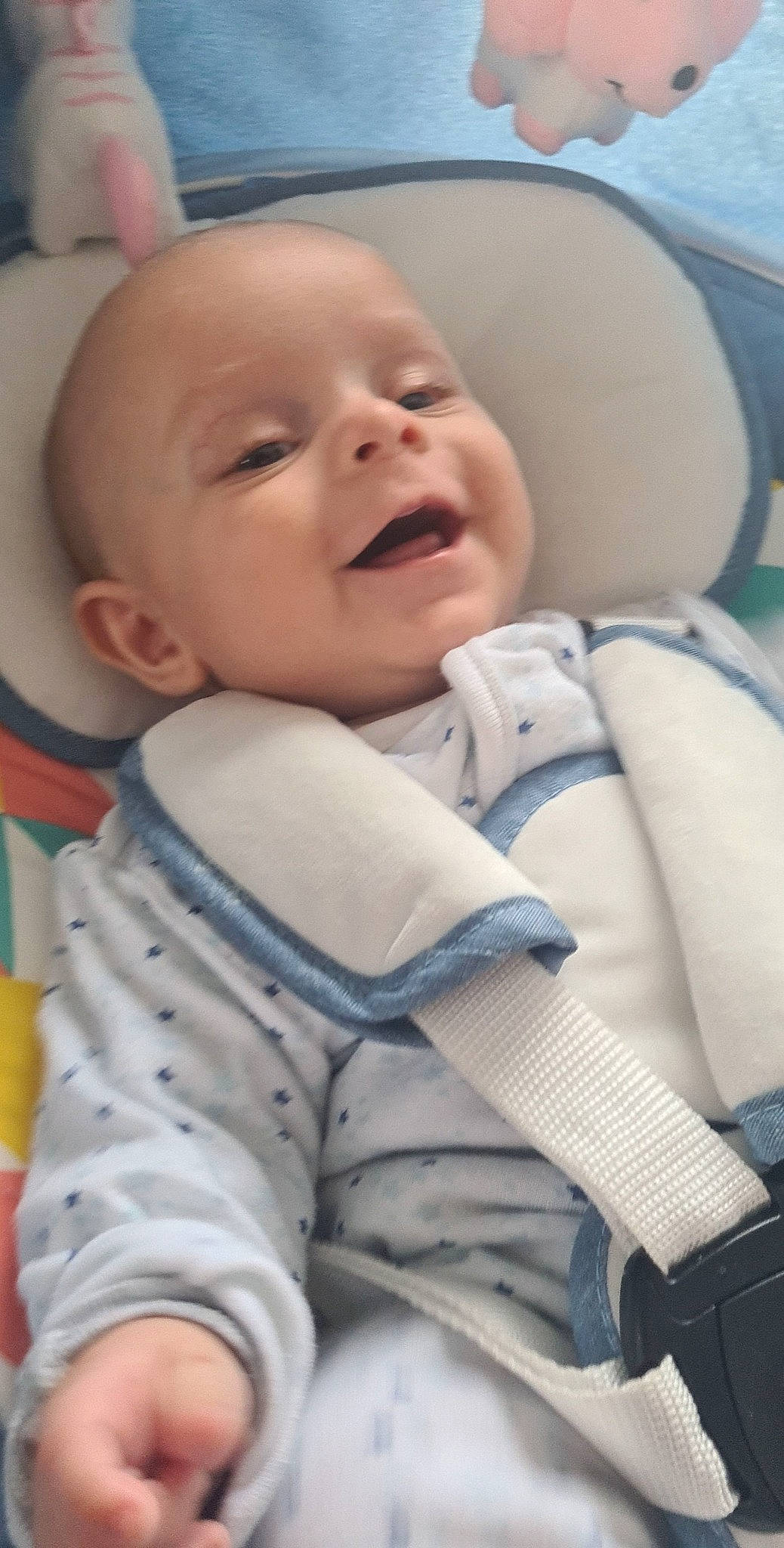 Raphaël a rejoint le concours — aidez-le/la à gagner de superbes lots ! baby, baby_products, baby_toddler_clothing, cheek, child, chin, comfort, fun, happy, iris, laugh, mouth, nose, person, photography, sitting, skin, sleeve, smile, toddler