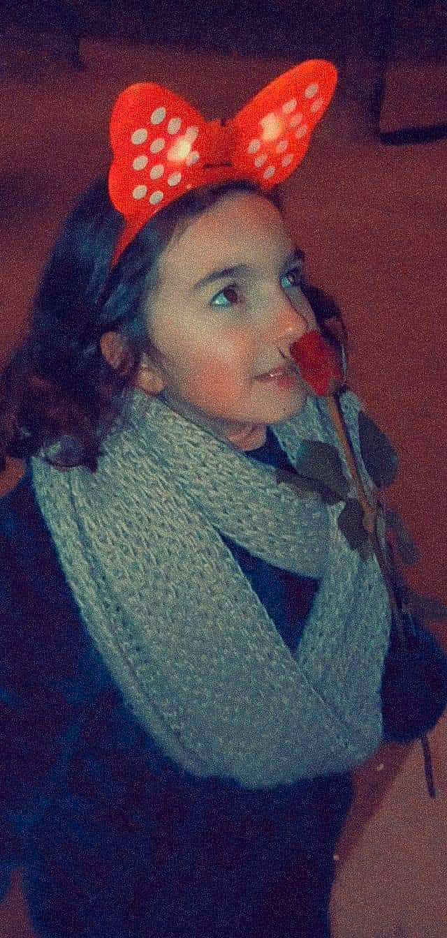 Ellyana a rejoint le concours — aidez-le/la à gagner de superbes lots ! art, beard, cap, cool, costume_hat, electric_blue, event, fashion_accessory, fun, fur, hairstyle, holiday, knit_cap, lip, magenta, microphone, person, tree, vintage_clothing, wool