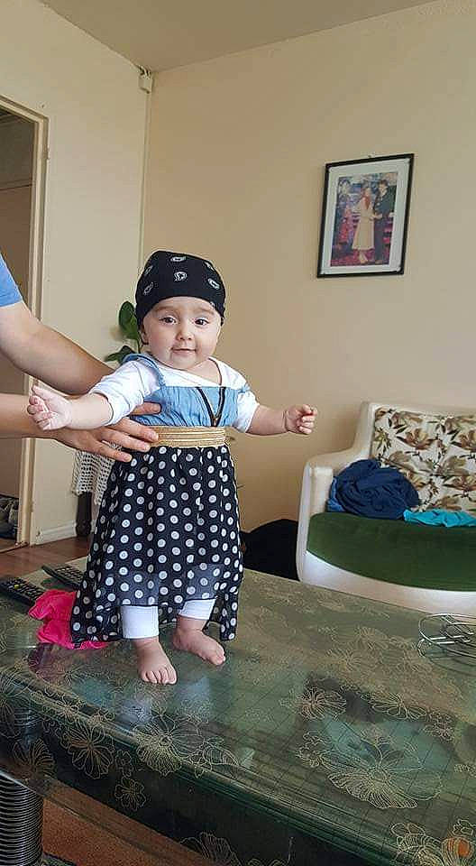 Servan a rejoint le concours — aidez-le/la à gagner de superbes lots ! baby, baby_toddler_clothing, baseball_cap, cap, child, flooring, fun, happy, hat, headwear, human_leg, pattern, person, picture_frame, plaid, room, sitting, sleeve, t_shirt, thigh