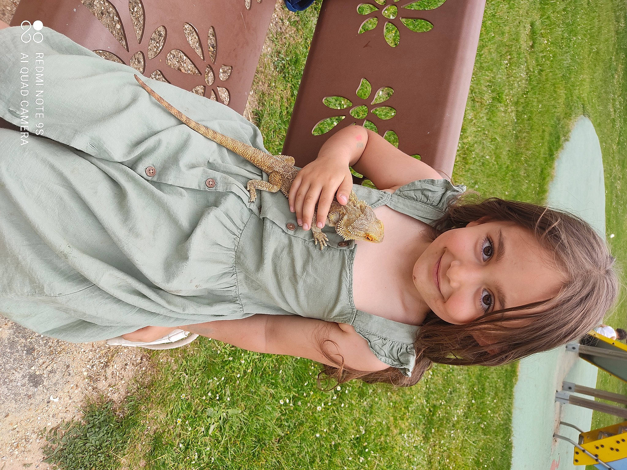 Servan participe au concours pour gagner de l'argent avec cette photo : arm, blond, child, dress, gesture, grass, grass_family, green, happy, human_leg, joint, joy, lawn, leisure, people_in_nature, person, plant, skin, smile, textile