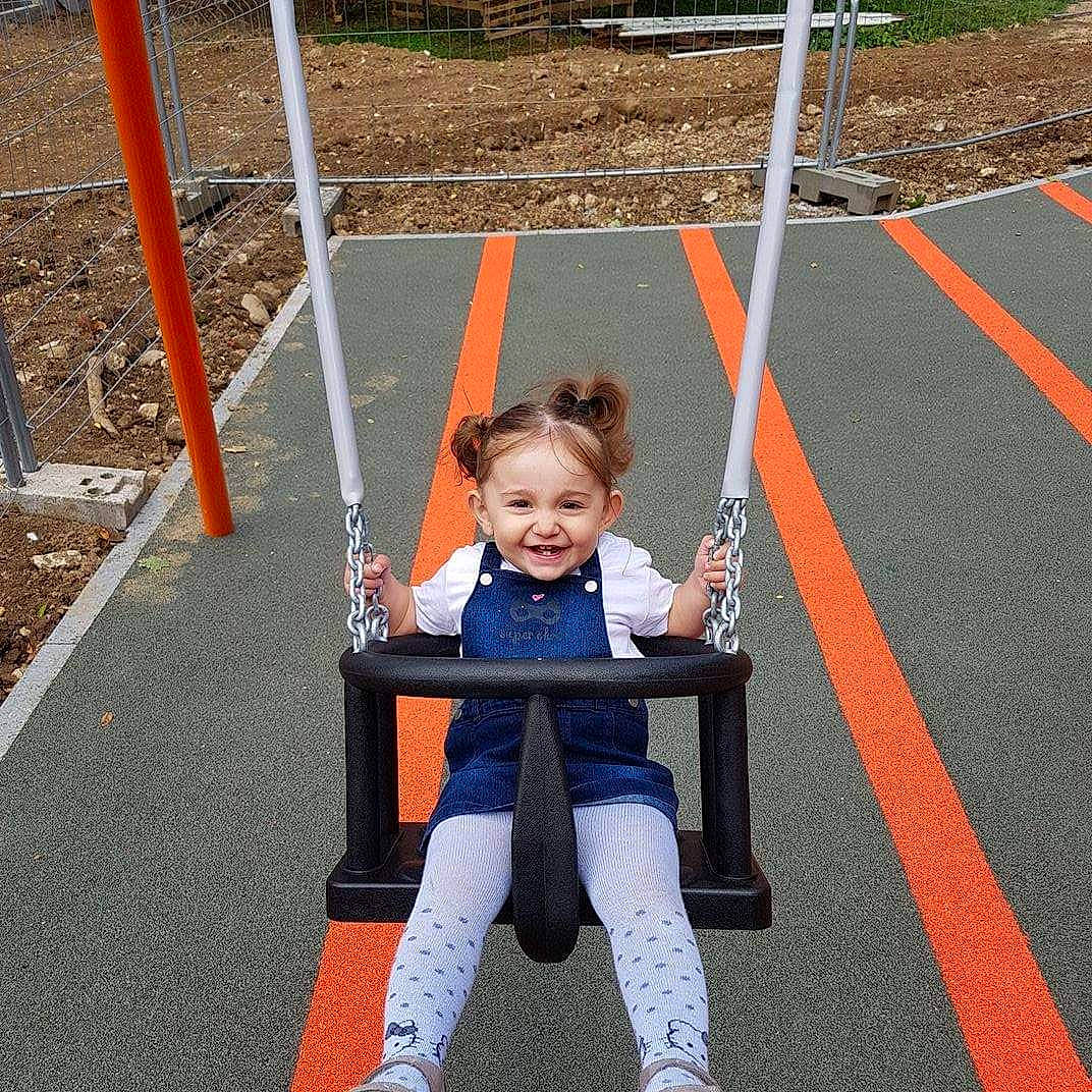 Servan participe au concours pour gagner de l'argent avec cette photo : asphalt, baby, bench, child, city, fun, grass, happy, joy, leisure, line, outdoor_furniture, outdoor_play_equipment, person, playground, public_space, recreation, road_surface, sitting, smile