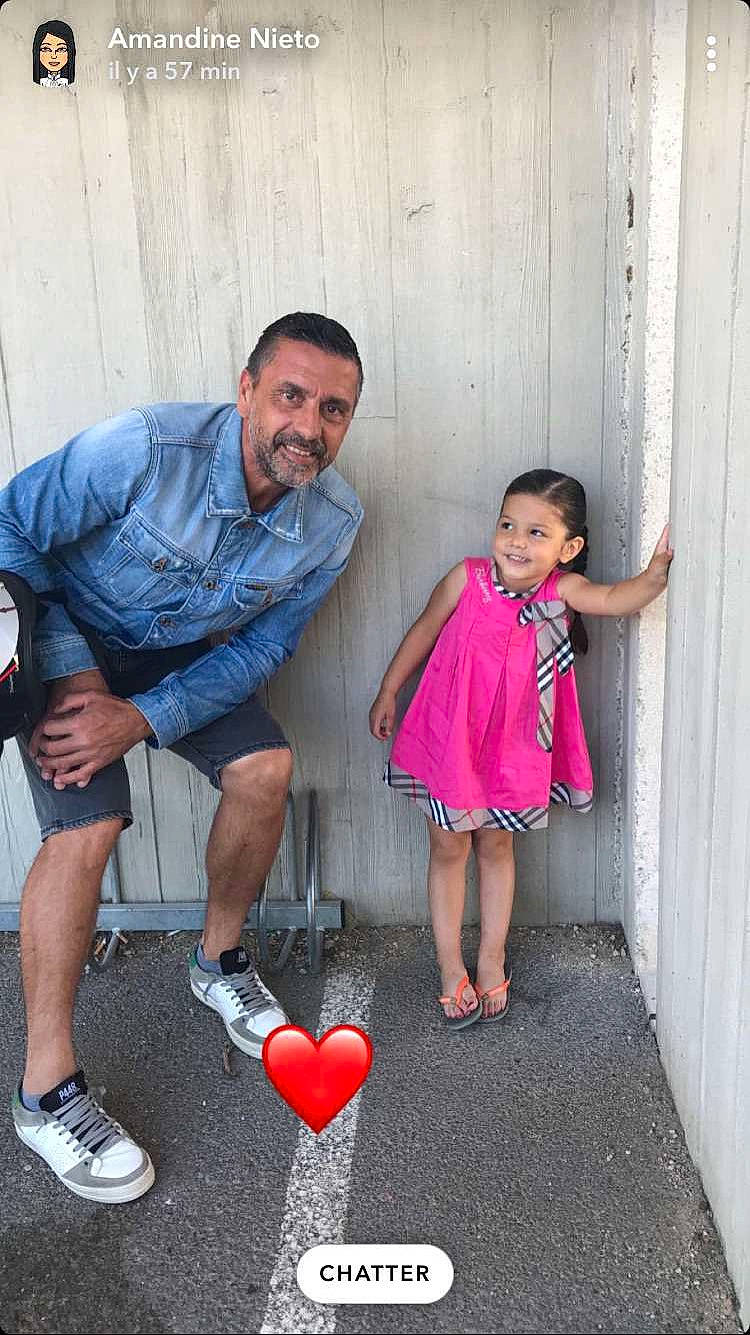 Giuliana participe au concours pour gagner de l'argent avec cette photo : balloon, beauty, child, door, event, fun, happy, human_leg, joy, leg, magenta, person, pink, red, sandal, shoe, shorts, smile, sneakers, standing
