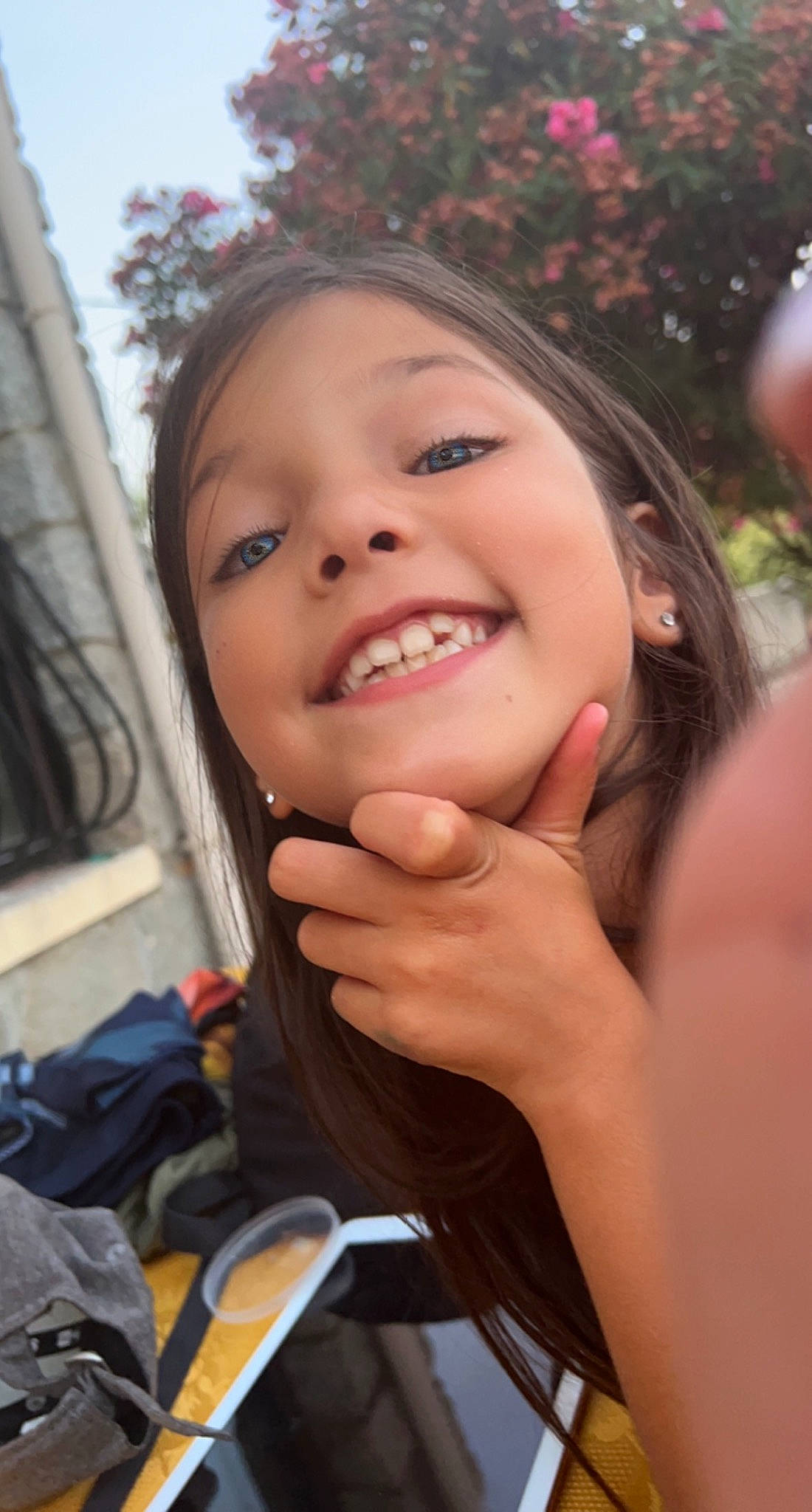 Giuliana participe au concours pour gagner de l'argent avec cette photo : bag, child, flash_photography, fun, gesture, grass, happy, joy, laugh, leisure, lip, luggage_and_bags, nail, people_in_nature, person, recreation, skin, smile, thumb, toddler