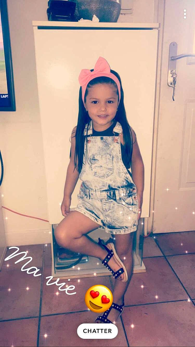 Giuliana participe au concours pour gagner de l'argent avec cette photo : brown_hair, cap, costume, door, electric_blue, face, fashion_design, flooring, fun, happy, headwear, human_leg, joy, knee, long_hair, magenta, pattern, person, room, smile