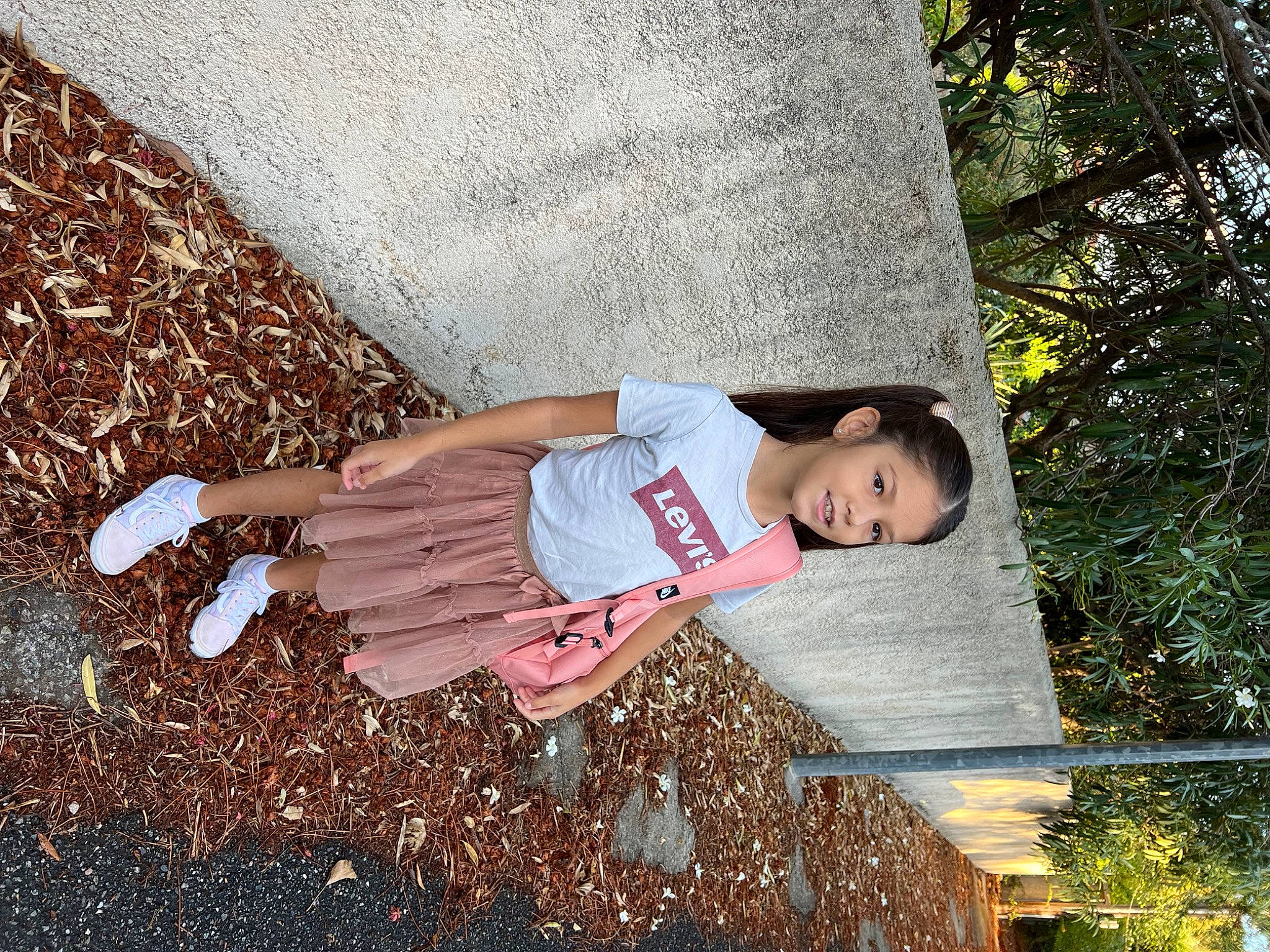 Giuliana a rejoint le concours — aidez-le/la à gagner de superbes lots ! asphalt, child, fun, grass, happy, human_leg, leisure, people_in_nature, person, plant, shadow, soil, thigh, tints_and_shades, toddler, tree, wood, wrist