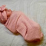 Lou a rejoint le concours — aidez-le/la à gagner de superbes lots ! baby, bed, blanket, bow, closeup, cozy, face, hat, head, infant, knit, newborn, nursery, pink, portrait, resting, sleeping, soft, swaddle, textile