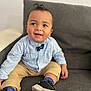 Djarown a rejoint le concours — aidez-le/la à gagner de superbes lots ! toddler, child, smiling, sitting, shoe, socks, bow_tie, shirt, couch, furniture, face, person, happy, indoors, casual_clothing, cute, portrait, young_child, footwear, relaxed