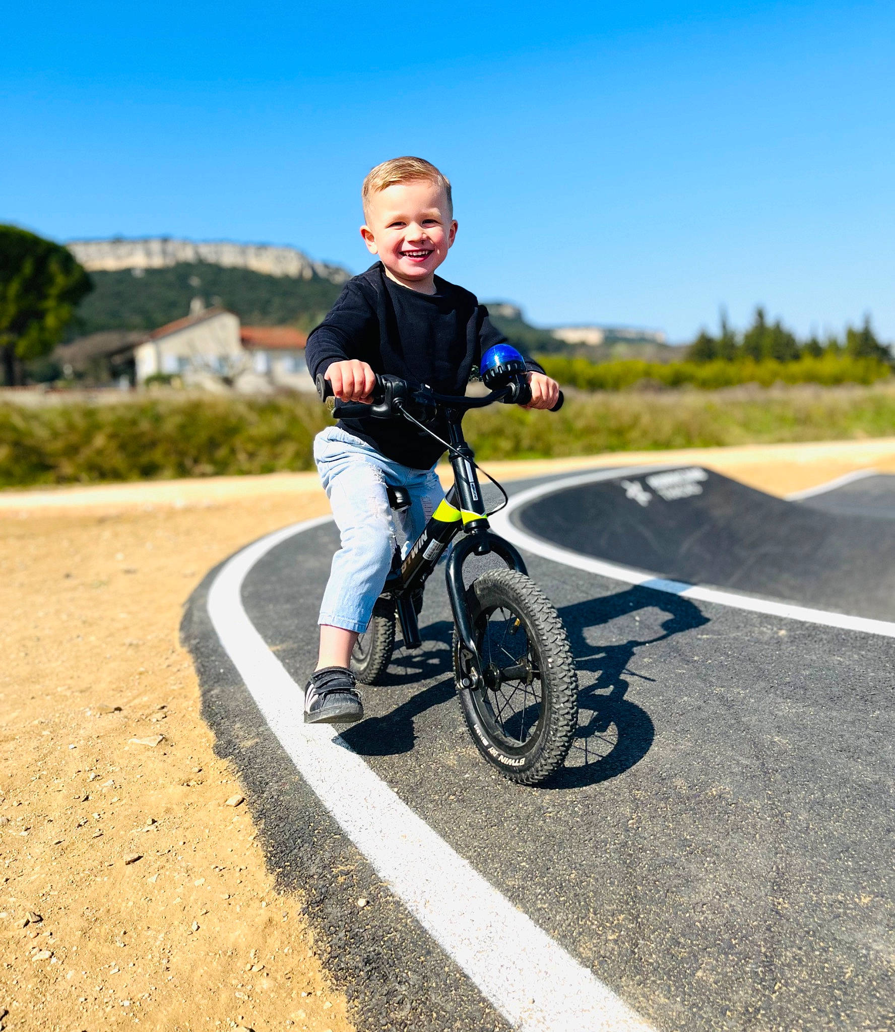 Aaron a rejoint le concours — aidez-le/la à gagner de superbes lots ! asphalt, automotive_tire, bicycle, bicycle_accessory, bicycle_fork, bicycle_frame, bicycle_handlebar, bicycle_part, bicycle_tire, bicycle_wheel, bicycles_equipment_and_supplies, crankset, footwear, joy, person, road_surface, rolling, sky, smile, sports_equipment