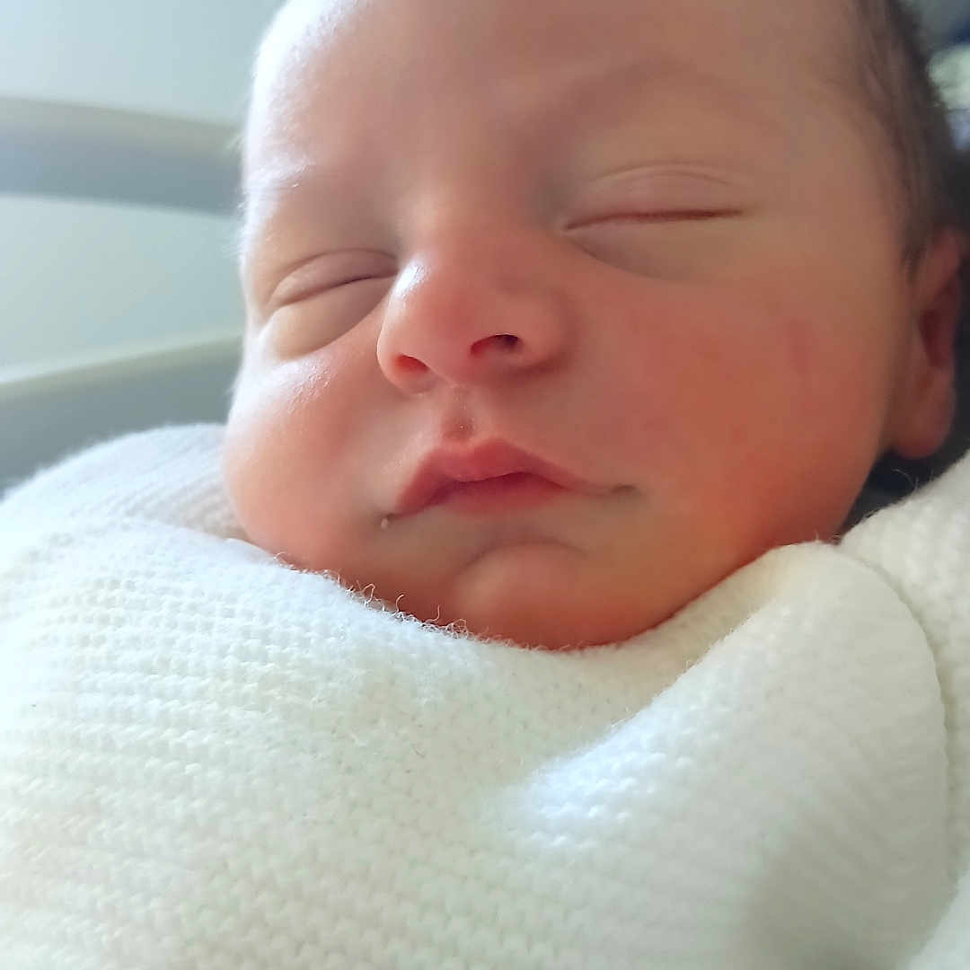 Nino participe au concours pour gagner de l'argent avec cette photo : baby, blanket, child, closeup, cozy, cute, face, head, hospital, human, infant, knit, newborn, peaceful, portrait, resting, skin, sleeping, soft, white