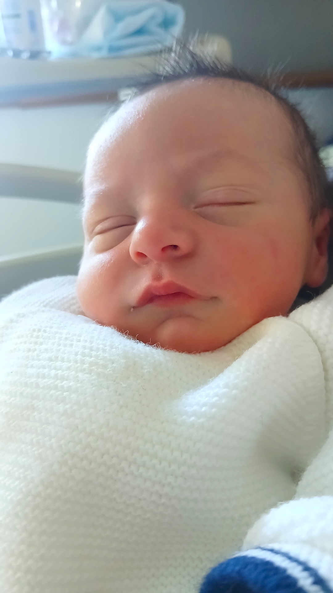 Nino participe au concours pour gagner de l'argent avec cette photo : newborn, baby, sleeping, blanket, white, knit, face, infant, soft, peaceful, closeup, hospital, child, portrait, human, skin, head, cute, resting, cozy