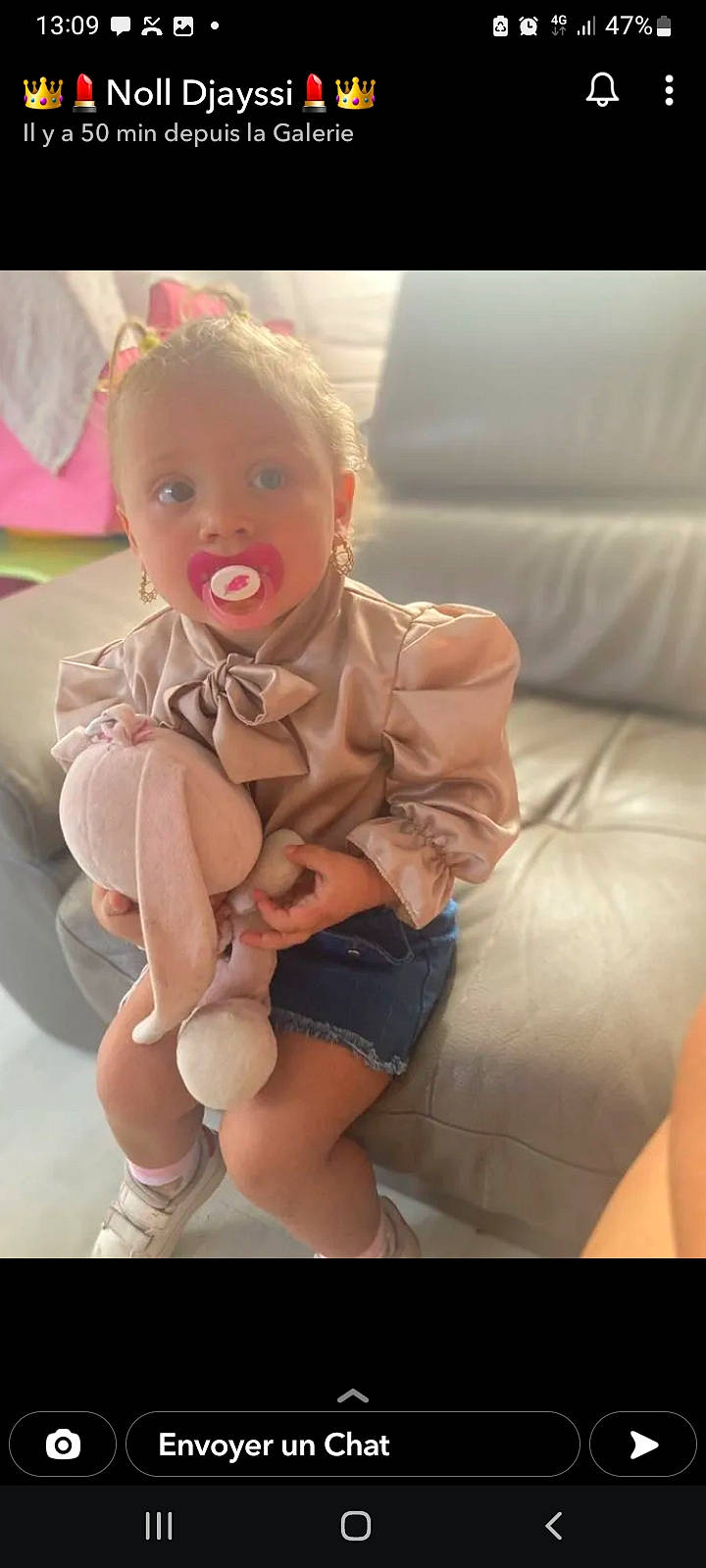 Cassy participe au concours pour gagner de l'argent avec cette photo : abdomen, baby_toddler_clothing, blond, brown_hair, chest, child, comfort, doll, happy, human_leg, knee, mouth, peach, person, sitting, skin, surprise, thigh, thumb, toy