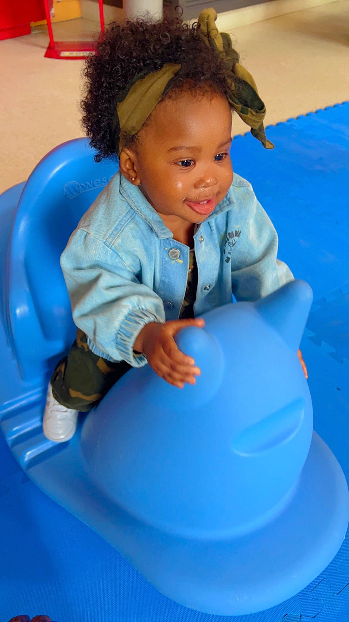 Daïlys a rejoint le concours — aidez-le/la à gagner de superbes lots ! baby, baby_playing_with_toys, baby_products, baby_toddler_clothing, blue, child, circle, electric_blue, fun, happy, leisure, person, plastic, play, recreation, sitting, sleeve, smile, toddler