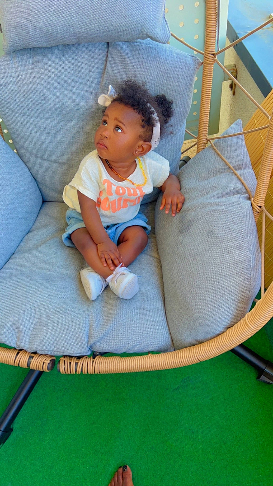 Daïlys a rejoint le concours — aidez-le/la à gagner de superbes lots ! azure, baby, baby_toddler_clothing, circle, comfort, denim, electric_blue, eye, fun, grass, human_body, leisure, outerwear, pattern, person, recreation, shorts, sitting, sleeve, t_shirt