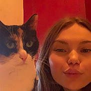 Choupette a rejoint le concours — aidez-le/la à gagner de superbes lots ! cat, calico_cat, girl, selfie, indoor, portrait, face, animal, pet, feline, young_woman, curtain, warm_lighting, long_hair, looking_at_camera, cute, companion, closeup, expression, casual
