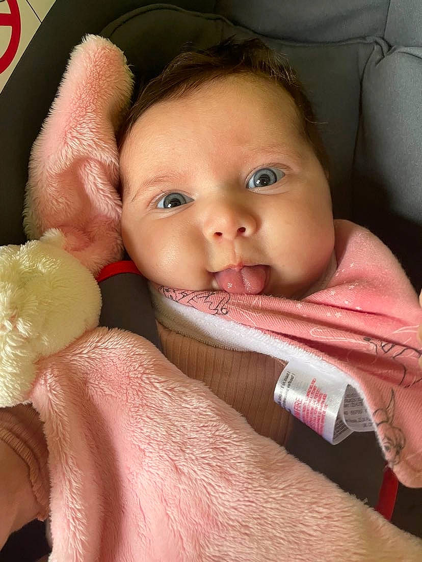 Iris a rejoint le concours — aidez-le/la à gagner de superbes lots ! baby, baby_toddler_clothing, cheek, chin, comfort, eyebrow, eyelash, face, facial_expression, finger, gesture, head, lip, mouth, neck, nose, person, product, skin, textile