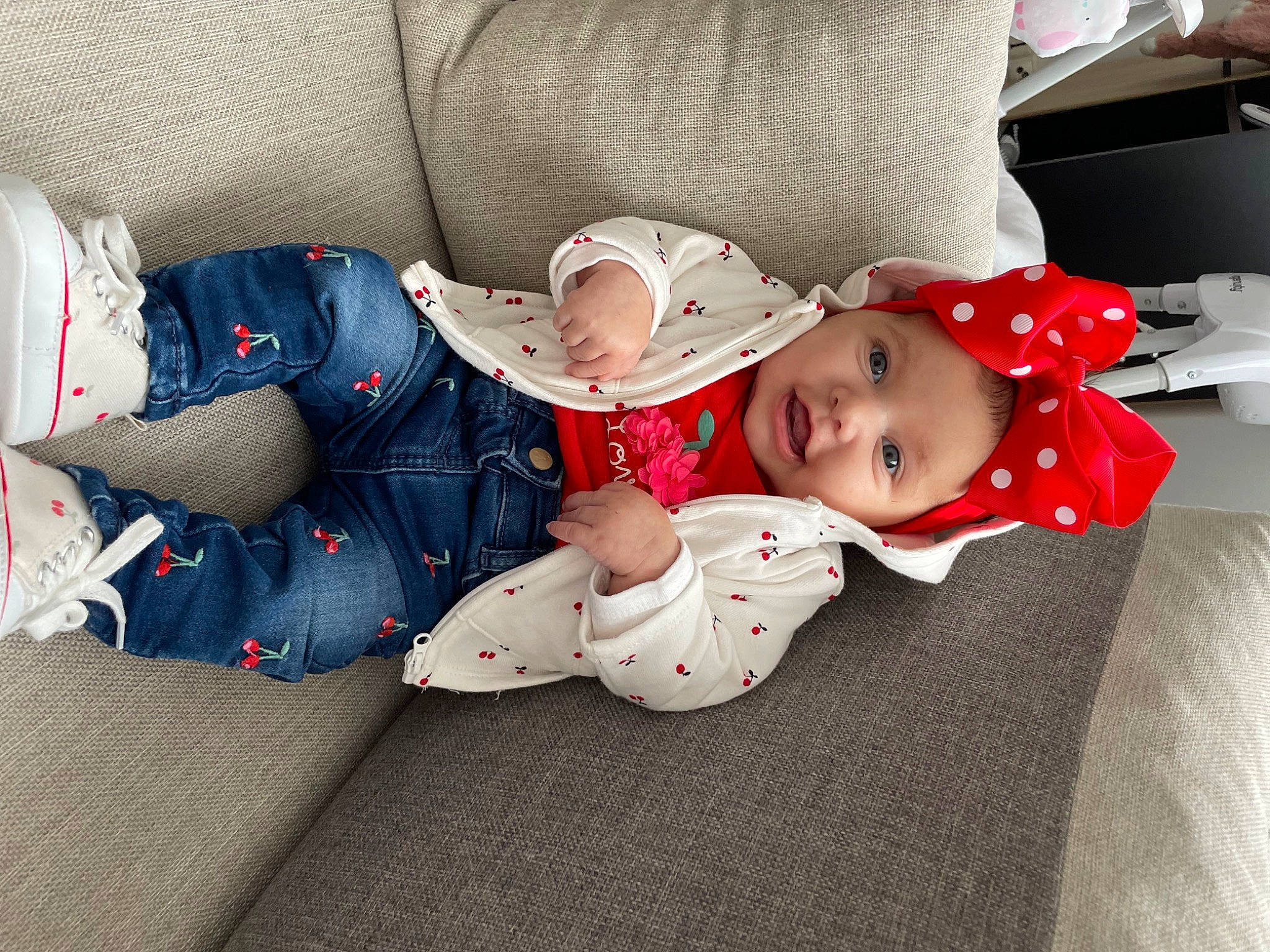 Iris a rejoint le concours — aidez-le/la à gagner de superbes lots ! baby, baby_products, baby_sleeping, baby_toddler_clothing, carmine, child, comfort, headwear, lap, linens, nap, pattern, person, sitting, sleep, sleeve, sock, toddler, wood