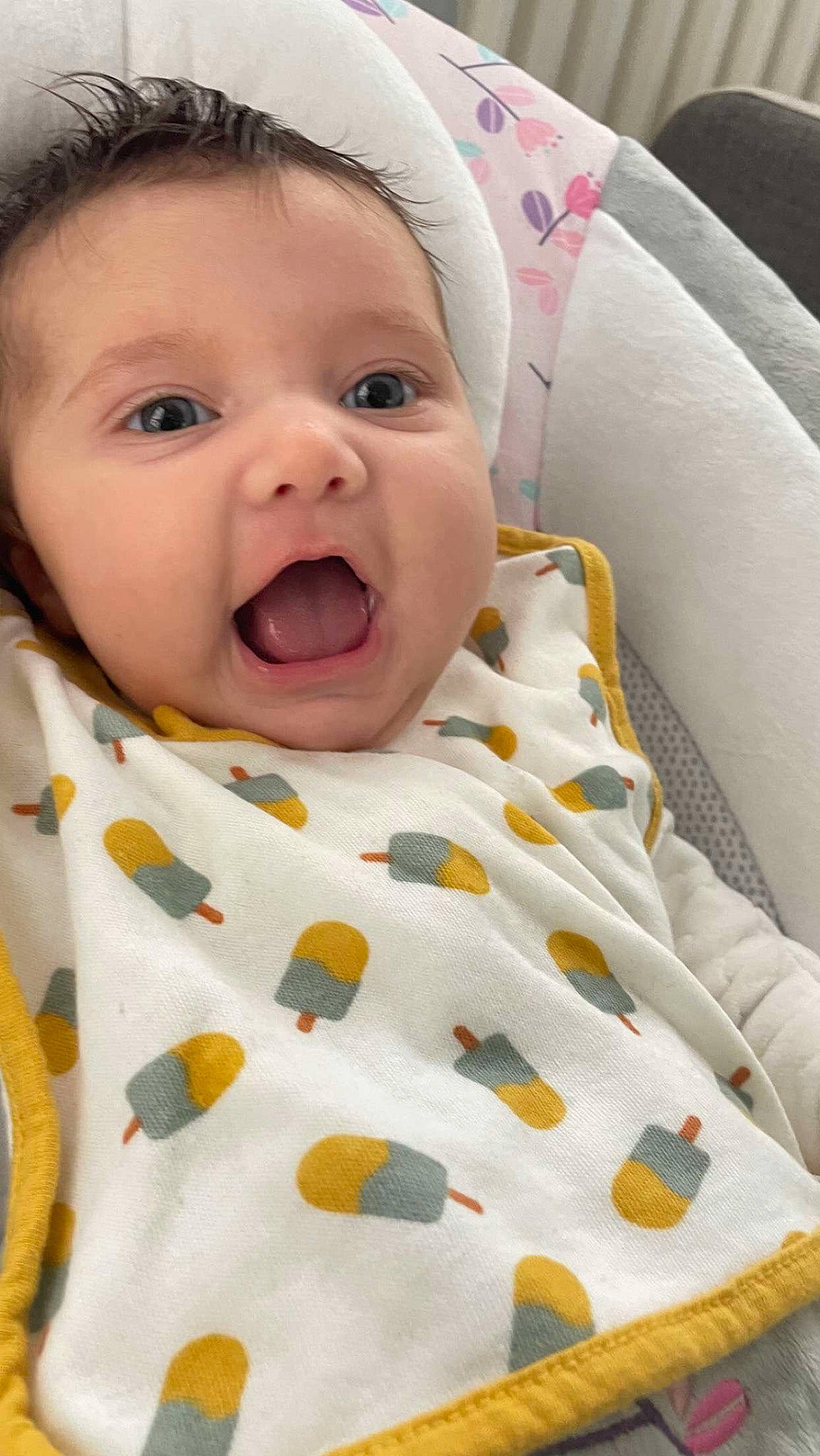 Iris participe au concours pour gagner de l'argent avec cette photo : baby, baby_laughing, baby_products, baby_toddler_clothing, cheek, child, comfort, happy, laugh, linens, nose, pattern, peach, person, skin, sleeve, smile, textile, toddler, white