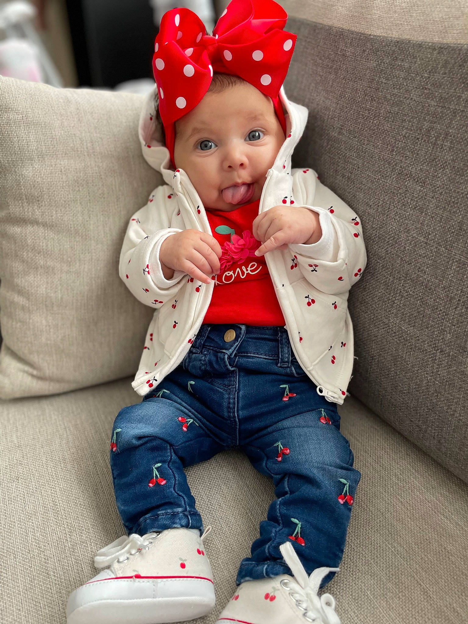 Iris a rejoint le concours — aidez-le/la à gagner de superbes lots ! baby, baby_toddler_clothing, cap, carmine, child, comfort, costume_hat, denim, design, face, facial_expression, fashion_accessory, fun, happy, headwear, pattern, person, red, sitting, sleeve