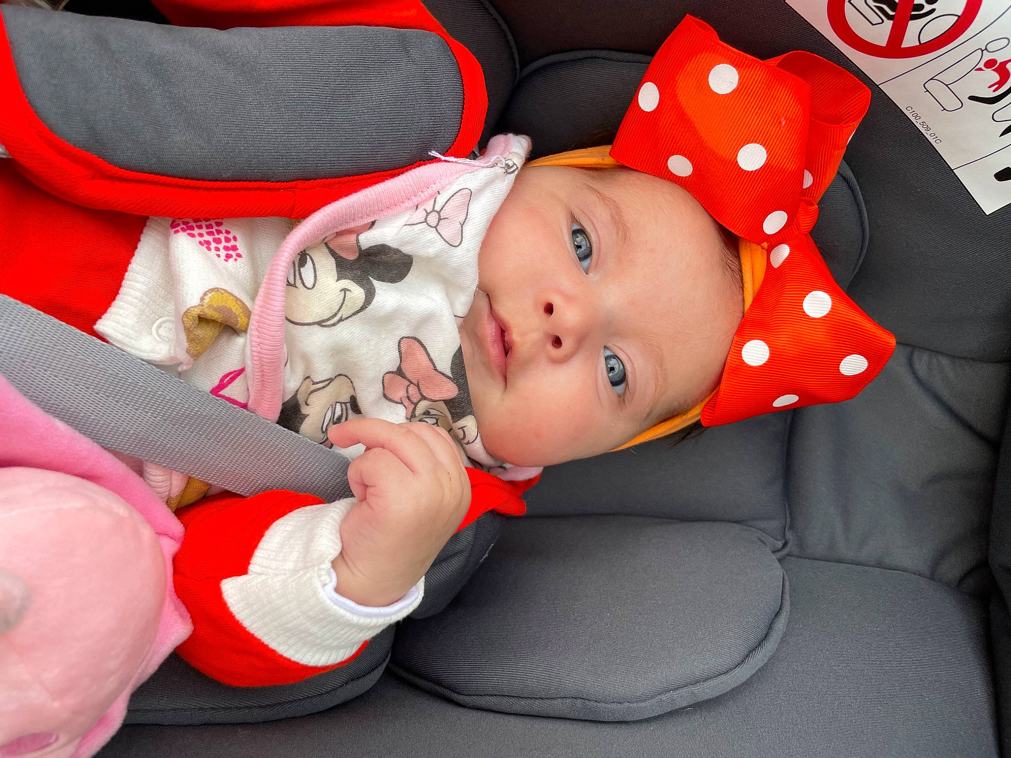 Iris a rejoint le concours — aidez-le/la à gagner de superbes lots ! auto_part, baby, baby_products, baby_toddler_clothing, car_seat, carmine, child, comfort, fashion_accessory, hat, headwear, nail, pattern, person, red, sleeve, thumb, toddler