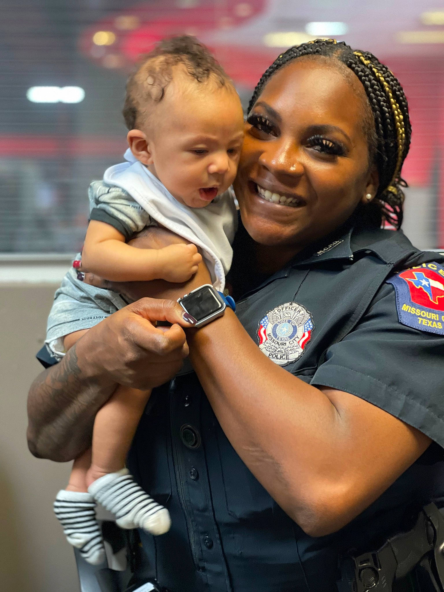 Amoir is registered to the contest to win money with this photo: abdomen, belt, bracelet, child, event, flash_photography, fun, gesture, hairstyle, happy, hug, jewellery, joy, law_enforcement, military_person, necklace, person, smile, t_shirt, toddler