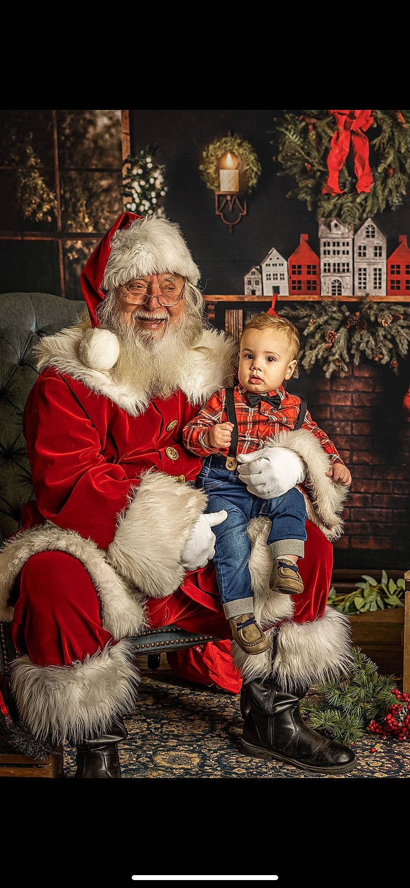 Kohen is registered to the contest to win money with this photo: beard, christmas, christmas_decoration, christmas_eve, christmas_ornament, event, facial_expression, fictional_character, fun, happy, hat, headwear, holiday, human, human_body, joy, lap, outerwear, person, plant