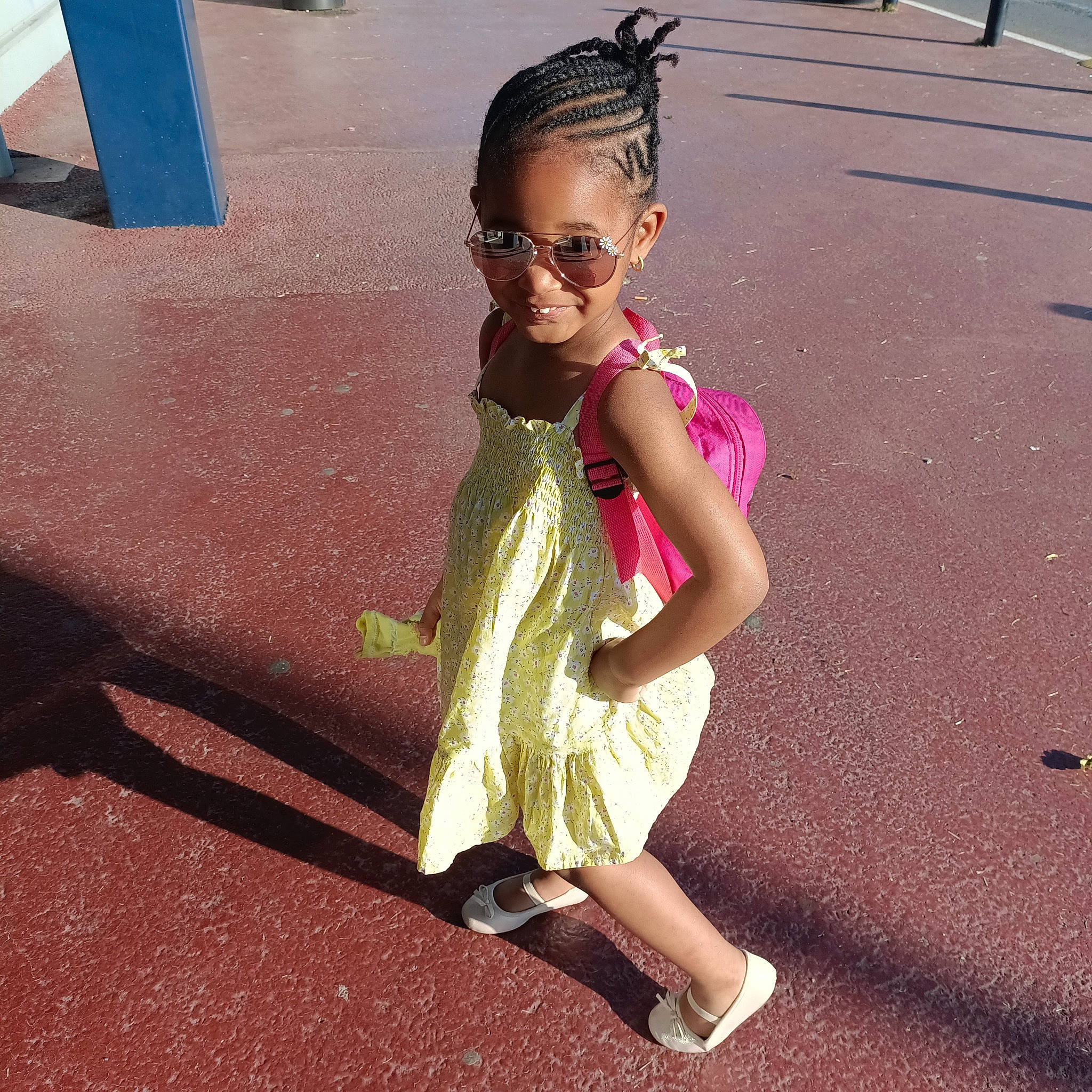 Léana a rejoint le concours — aidez-le/la à gagner de superbes lots ! asphalt, cool, day_dress, dress, eyewear, fun, goggles, happy, human_leg, leisure, magenta, person, pink, road_surface, sidewalk, sunglasses, tints_and_shades, toddler, travel, vision_care