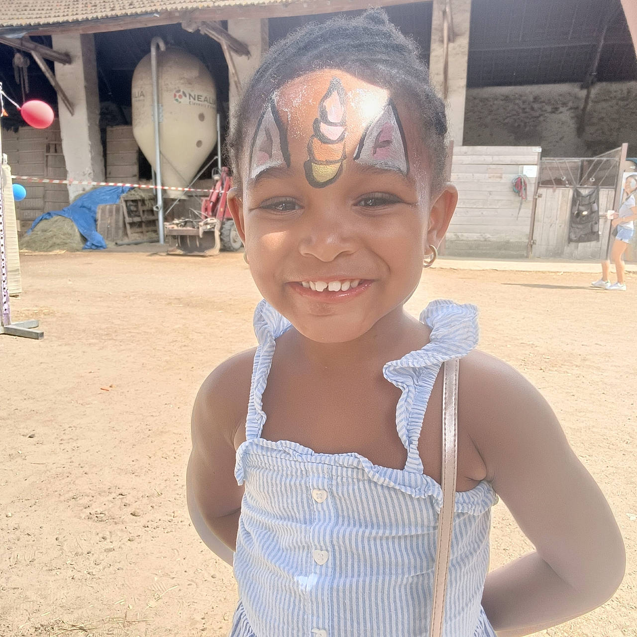 Léana a rejoint le concours — aidez-le/la à gagner de superbes lots ! chest, child, chin, cool, eye, eyewear, fun, happy, joy, leisure, neck, person, personal_protective_equipment, sand, skin, sleeve, smile, t_shirt, tourism, travel