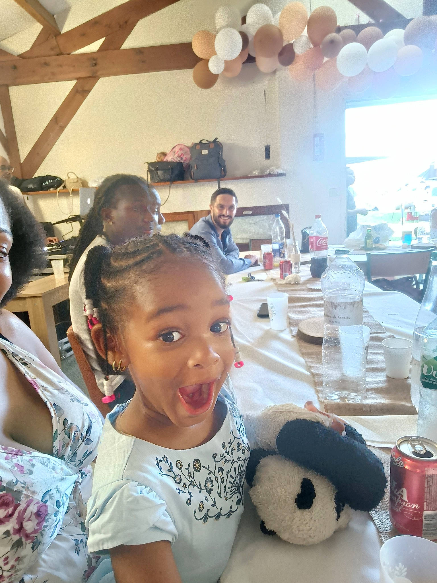 Léana participe au concours pour gagner de l'argent avec cette photo : chair, child, drinkware, event, fun, happy, joy, leisure, party, person, photograph, plush, room, smile, snapshot, stuffed_toy, surprise, t_shirt, table, tableware