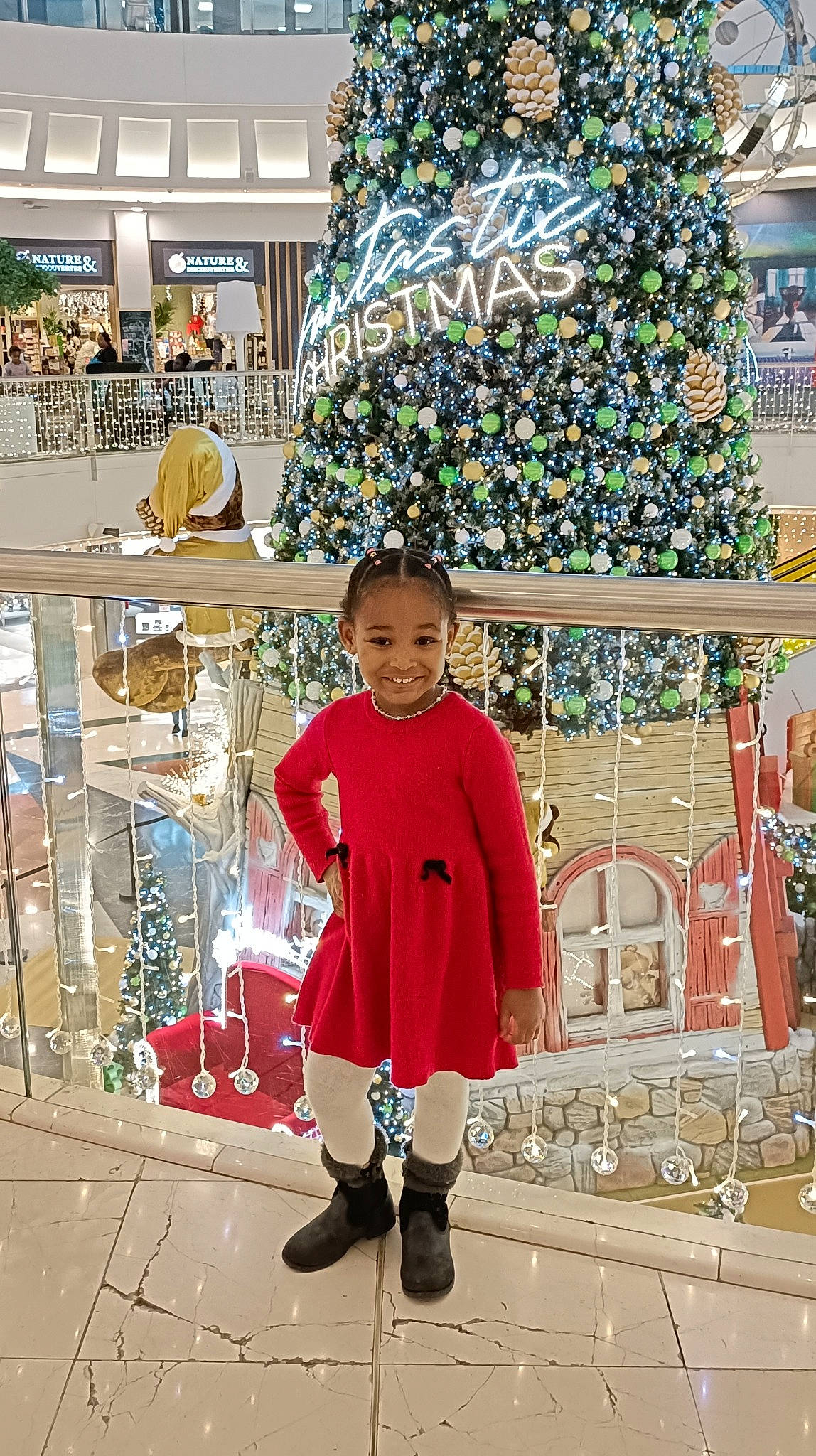 Léana a rejoint le concours — aidez-le/la à gagner de superbes lots ! child, christmas, christmas_ornament, event, fashion, fashion_design, flooring, fun, happy, hat, holiday, joy, leisure, ornament, person, product, smile, temple, textile, toddler