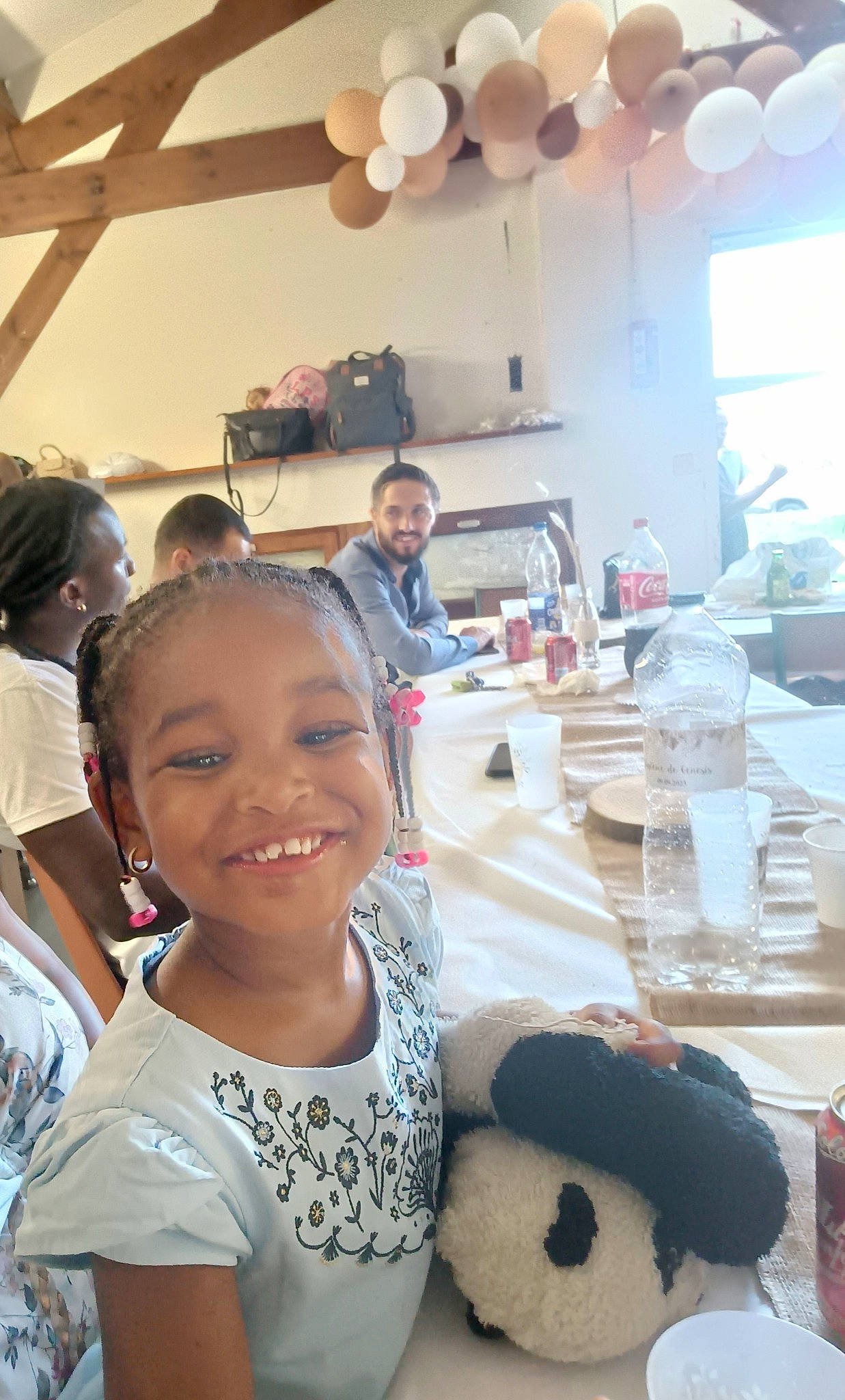 Léana participe au concours pour gagner de l'argent avec cette photo : beauty, chair, child, event, fun, happy, joy, leisure, party, person, room, skin, smile, snapshot, stuffed_toy, t_shirt, table, toddler, toy, vacation