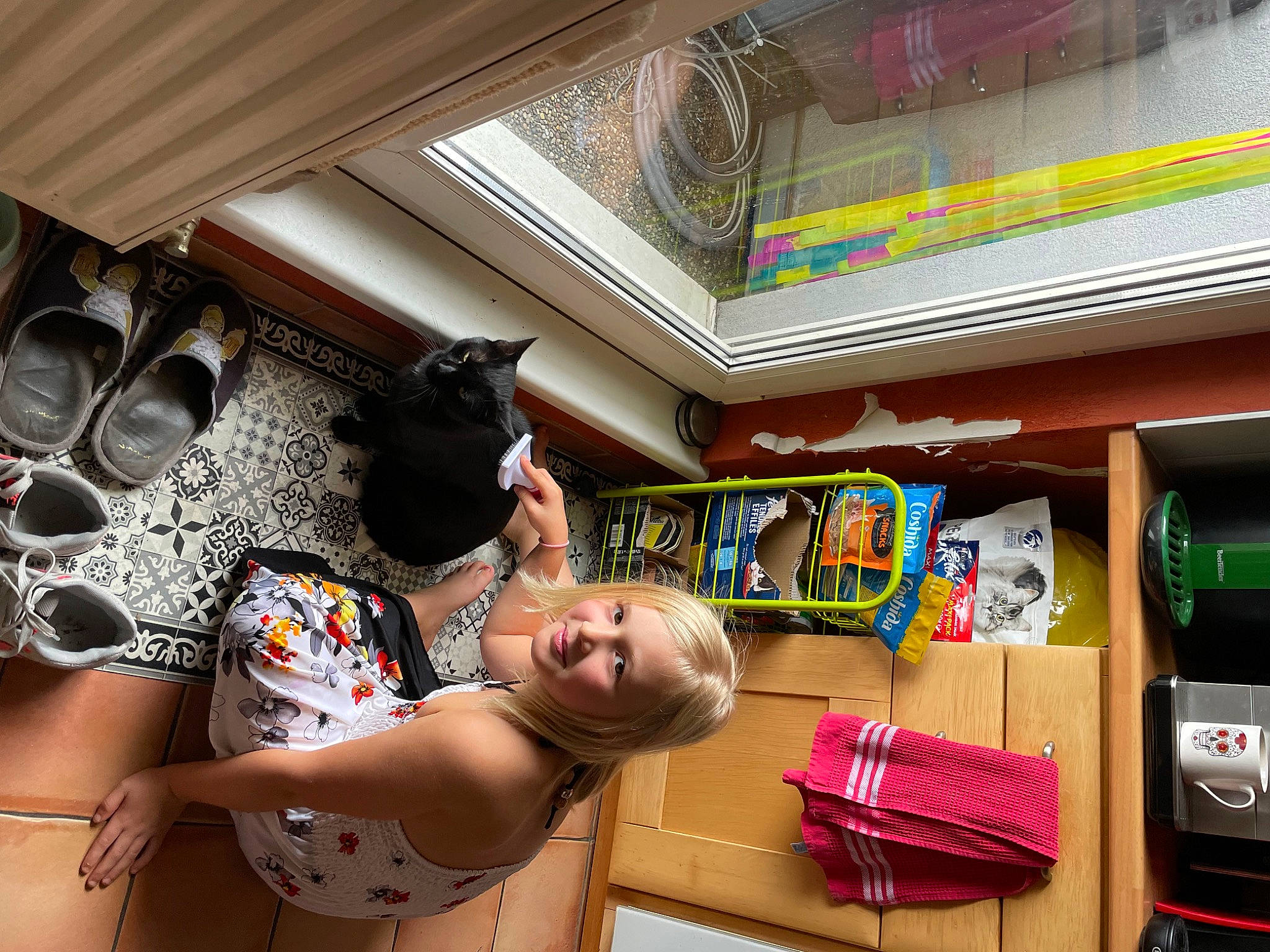 Titi participe au concours pour gagner de l'argent avec cette photo : abdomen, ceiling, chest, child, curtain, eyewear, flooring, fun, happy, leisure, photograph, photography, room, shelving, snapshot, thigh, toddler, trunk, vacation, visual_arts
