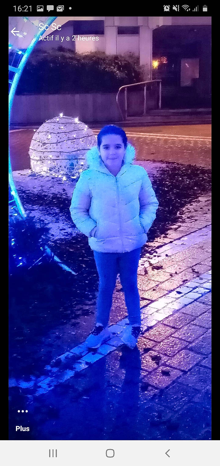 Shana participe au concours pour gagner de l'argent avec cette photo : blue, darkness, electric_blue, flash_photography, fun, happy, human_leg, jacket, joy, lighting, magenta, midnight, night, person, plant, portrait_photography, purple, shadow, tints_and_shades, tree