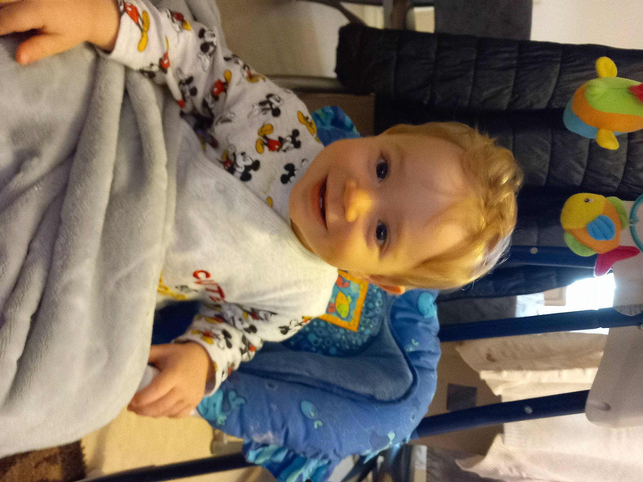 Kais participe au concours pour gagner de l'argent avec cette photo : baby, baby_products, baby_safety, baby_toddler_clothing, cheek, child, comfort, fun, head, joy, person, room, sitting, smile, toddler, vacation, wood